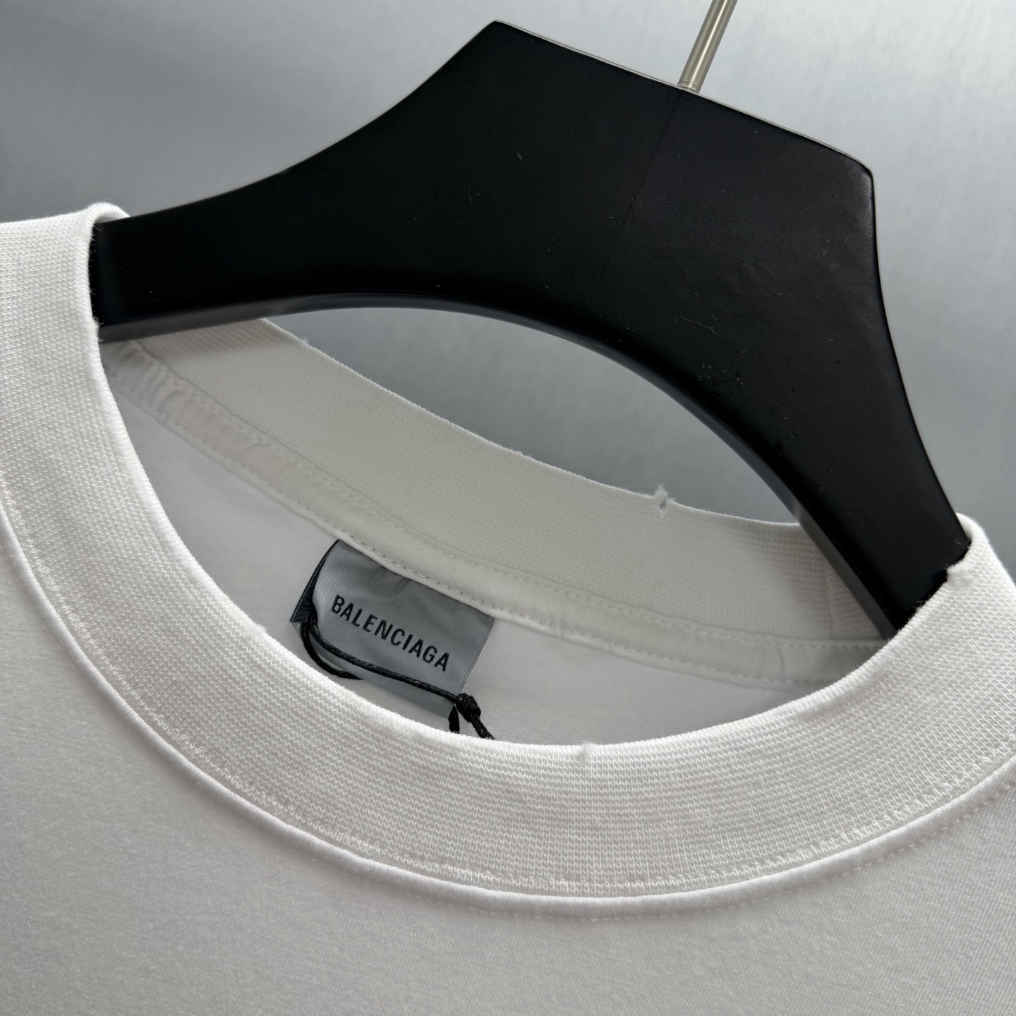 Balenciaga 巴黎世家极简风做旧白T来啦 胸前粉色荆棘小标低调又有设计感 做旧水洗工艺让白T更有质感