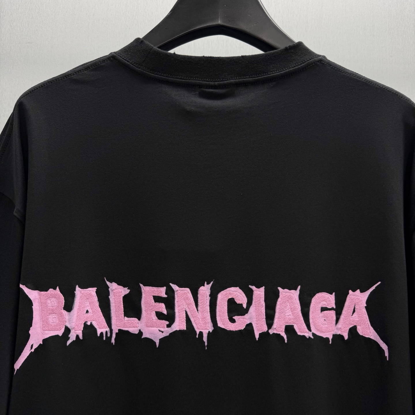 Balenciaga 巴黎世家极简风做旧白T来啦 胸前粉色荆棘小标低调又有设计感 做旧水洗工艺让黑T更有质感