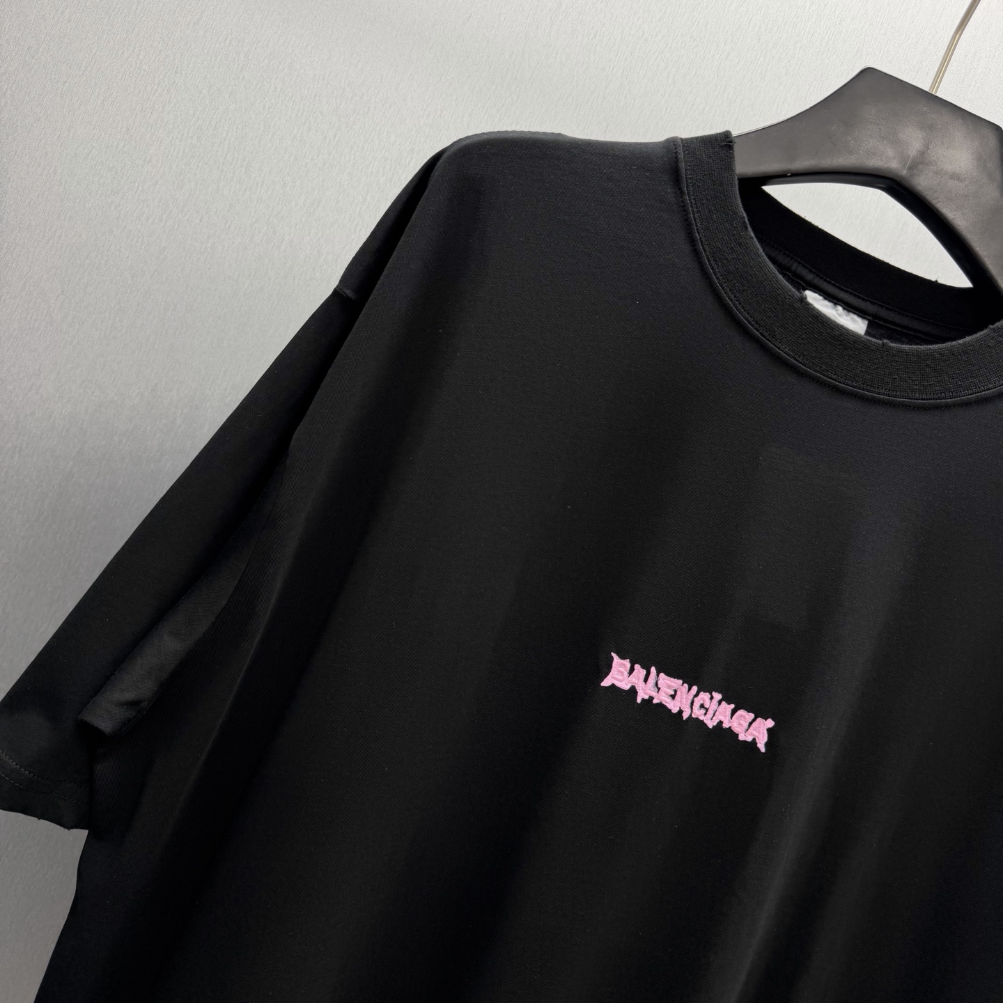 Balenciaga 巴黎世家极简风做旧白T来啦 胸前粉色荆棘小标低调又有设计感 做旧水洗工艺让黑T更有质感