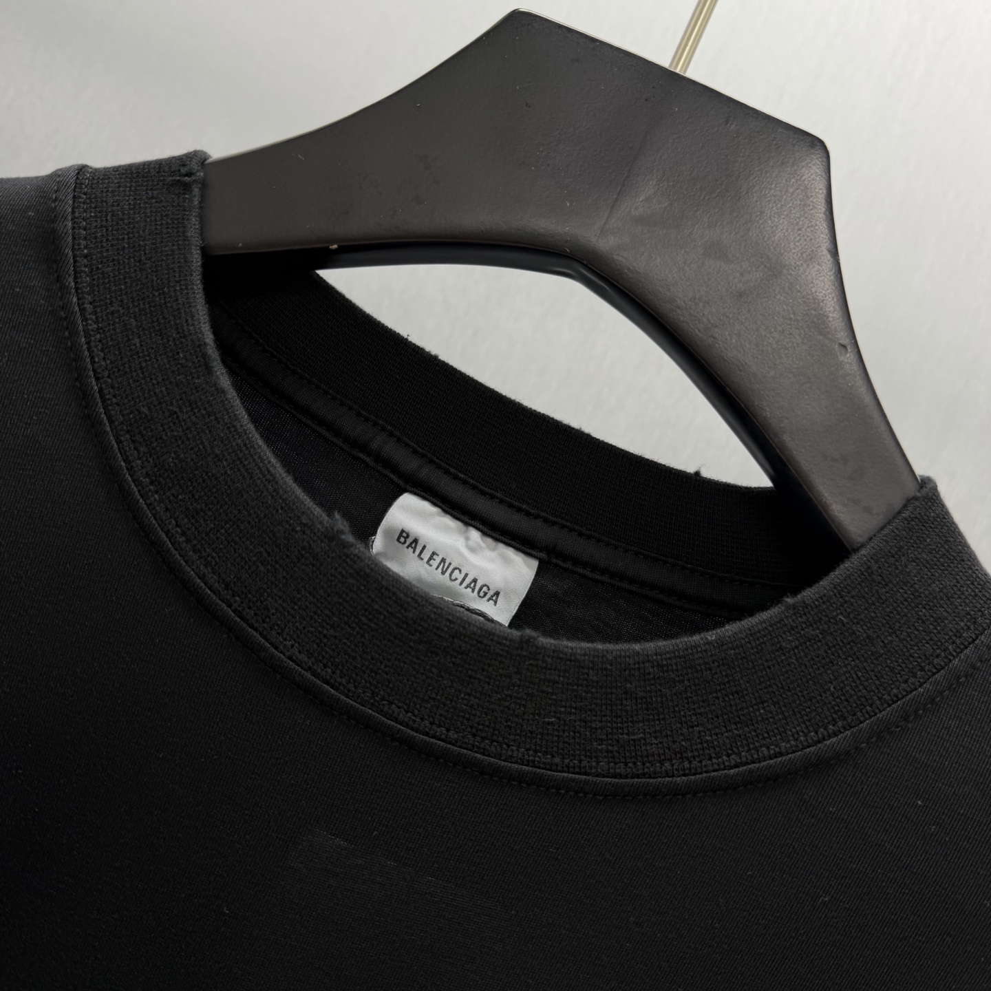 Balenciaga 巴黎世家极简风做旧白T来啦 胸前粉色荆棘小标低调又有设计感 做旧水洗工艺让黑T更有质感