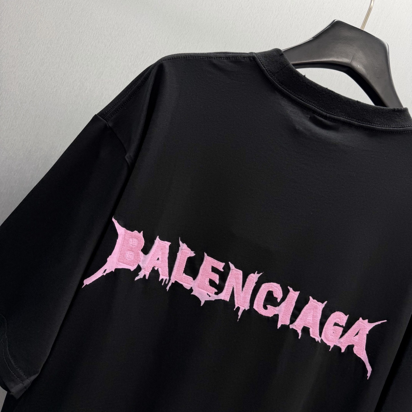 Balenciaga 巴黎世家极简风做旧白T来啦 胸前粉色荆棘小标低调又有设计感 做旧水洗工艺让黑T更有质感