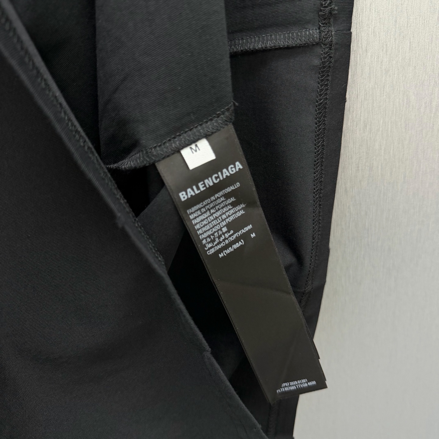 Balenciaga 巴黎世家极简风做旧白T来啦 胸前粉色荆棘小标低调又有设计感 做旧水洗工艺让黑T更有质感