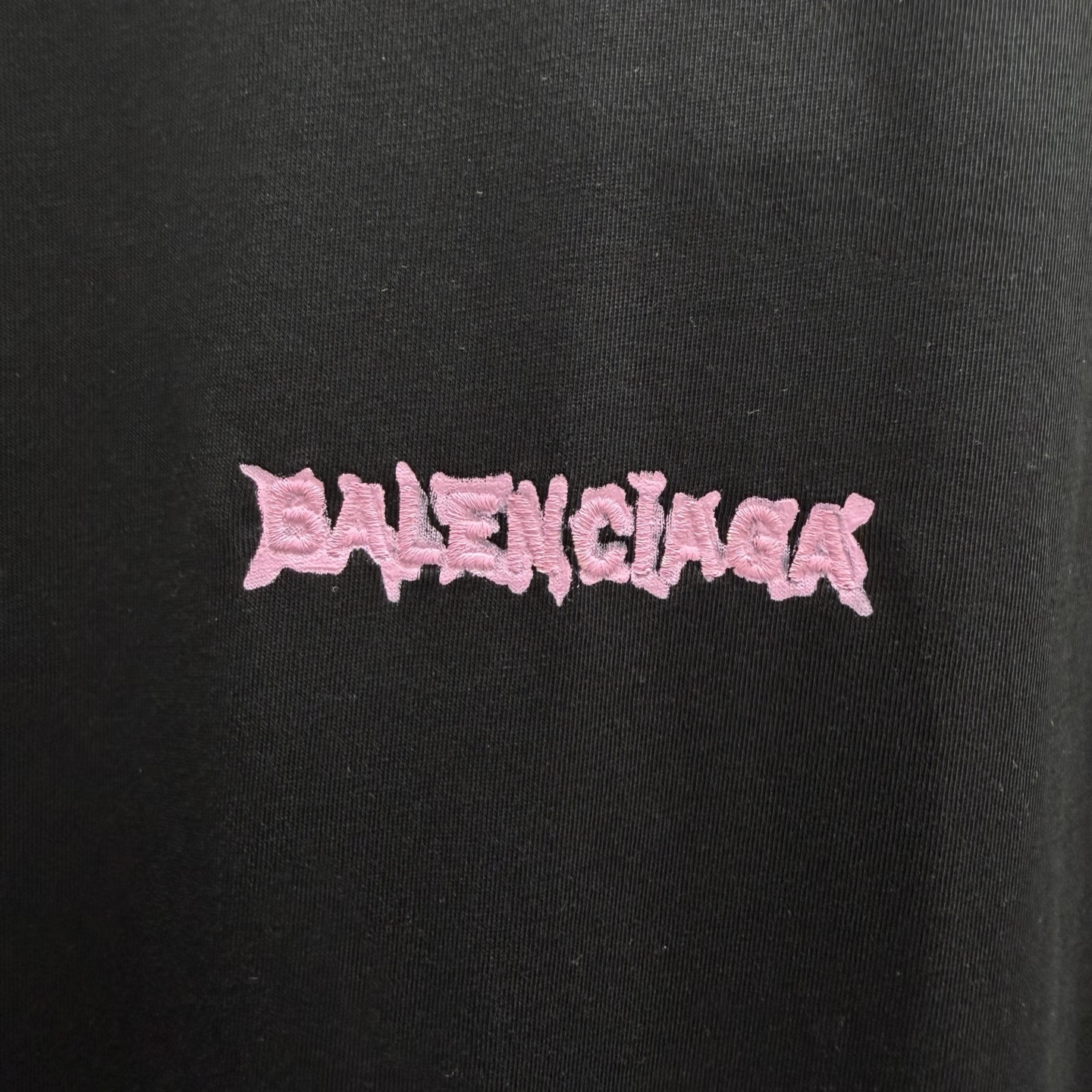 Balenciaga 巴黎世家极简风做旧白T来啦 胸前粉色荆棘小标低调又有设计感 做旧水洗工艺让黑T更有质感
