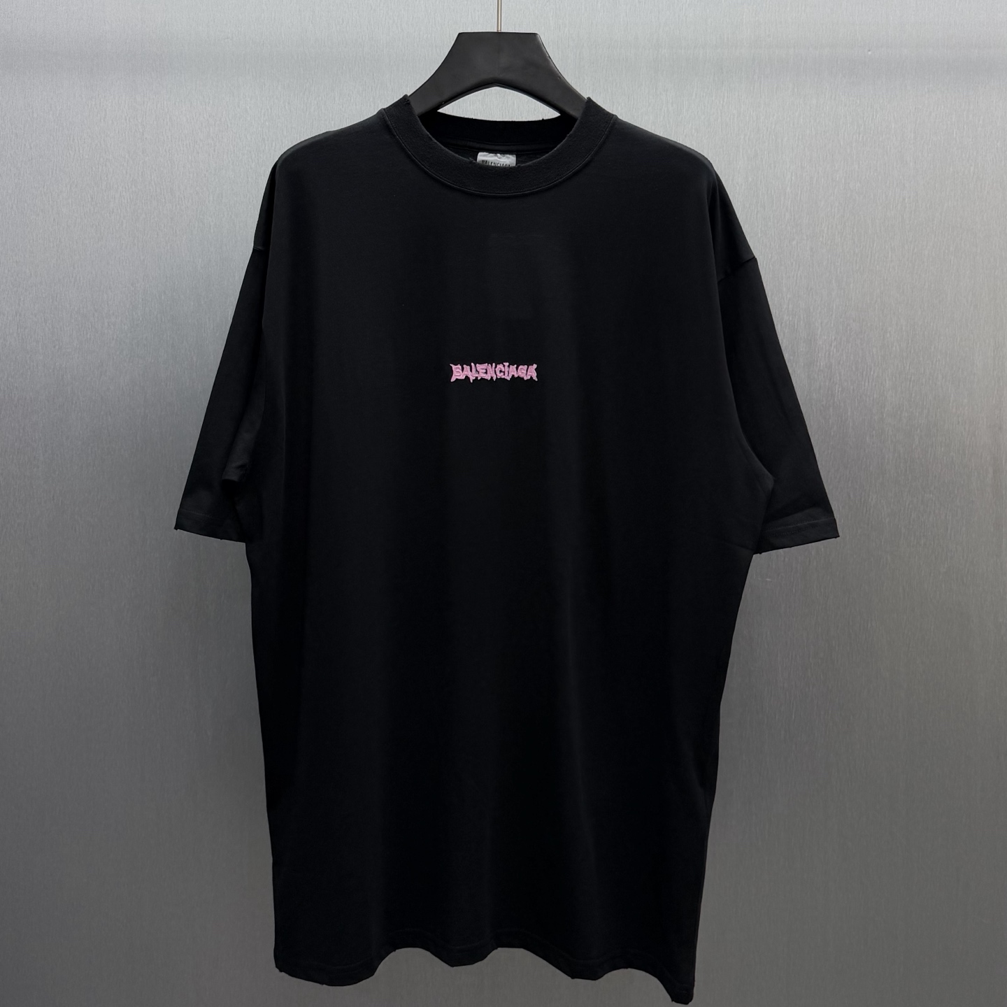 Balenciaga 巴黎世家极简风做旧白T来啦 胸前粉色荆棘小标低调又有设计感 做旧水洗工艺让黑T更有质感
