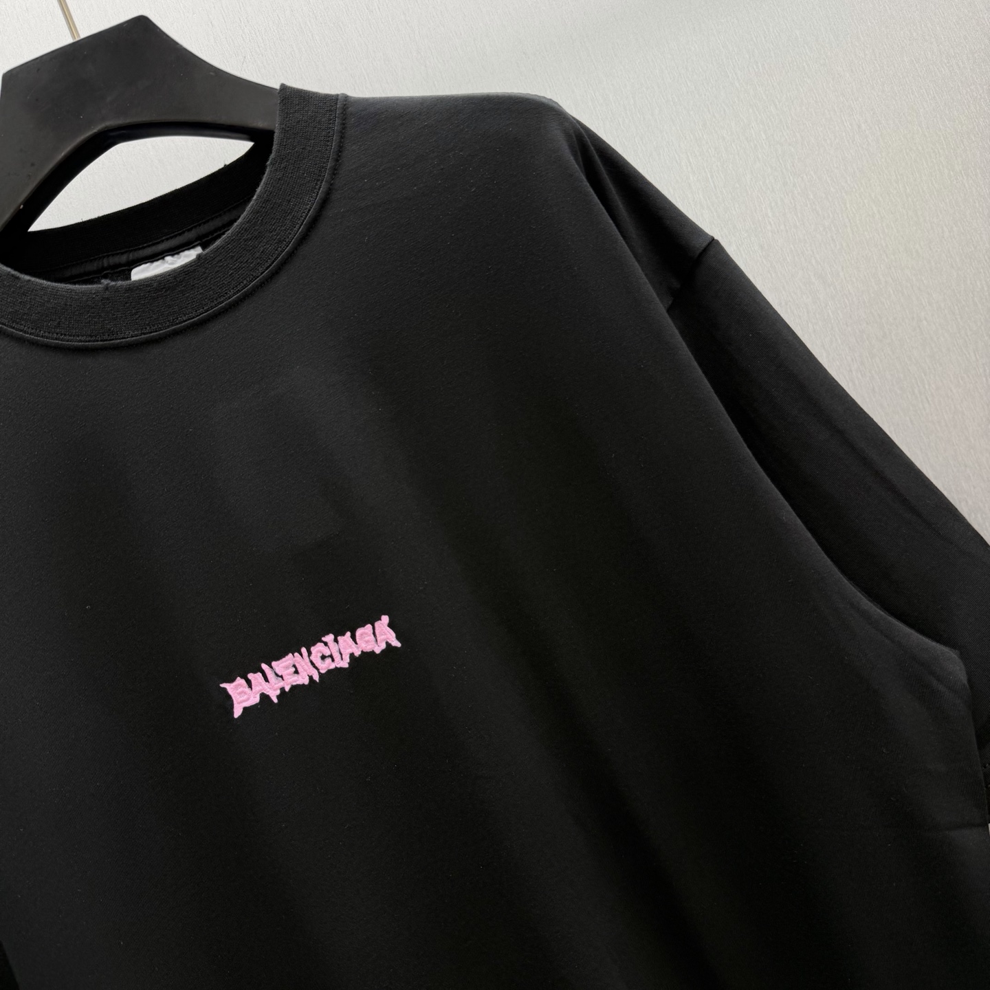 Balenciaga 巴黎世家极简风做旧白T来啦 胸前粉色荆棘小标低调又有设计感 做旧水洗工艺让黑T更有质感