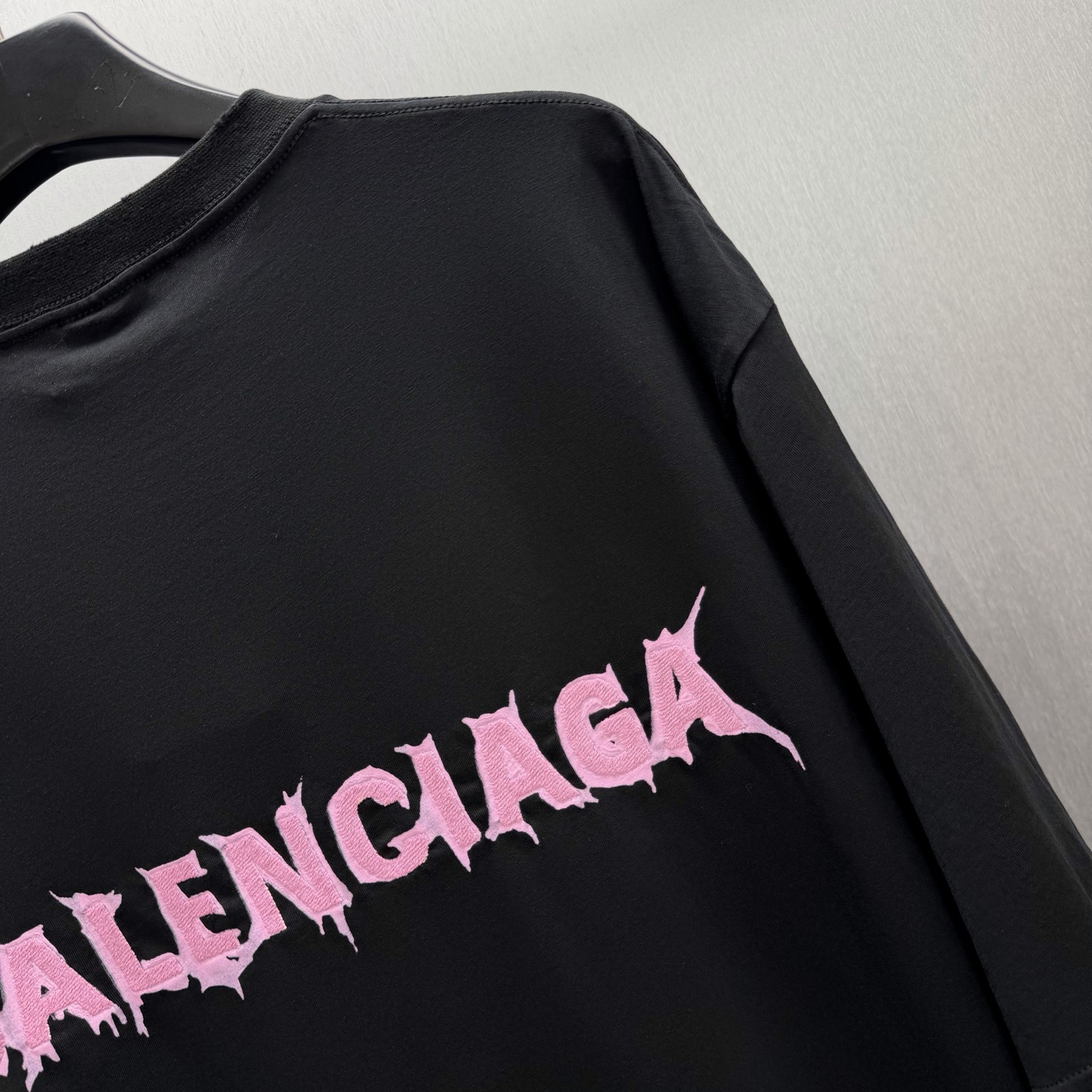 Balenciaga 巴黎世家极简风做旧白T来啦 胸前粉色荆棘小标低调又有设计感 做旧水洗工艺让黑T更有质感