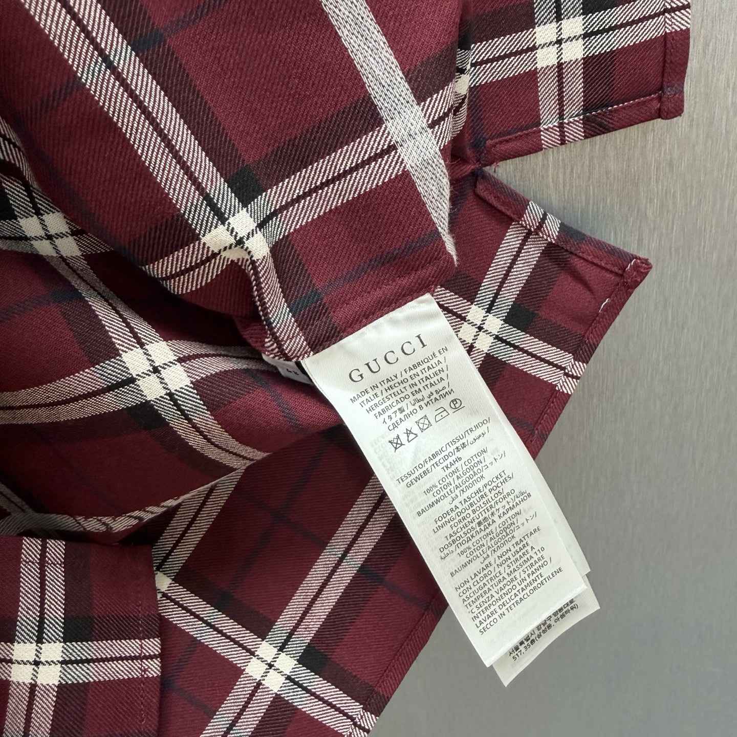 Gucci 酒红底色撞入 白黑格纹 满幅“GUCCI”字母刺绣低调又张扬 瞬间拉满品牌辨识度 短袖+翻领设计