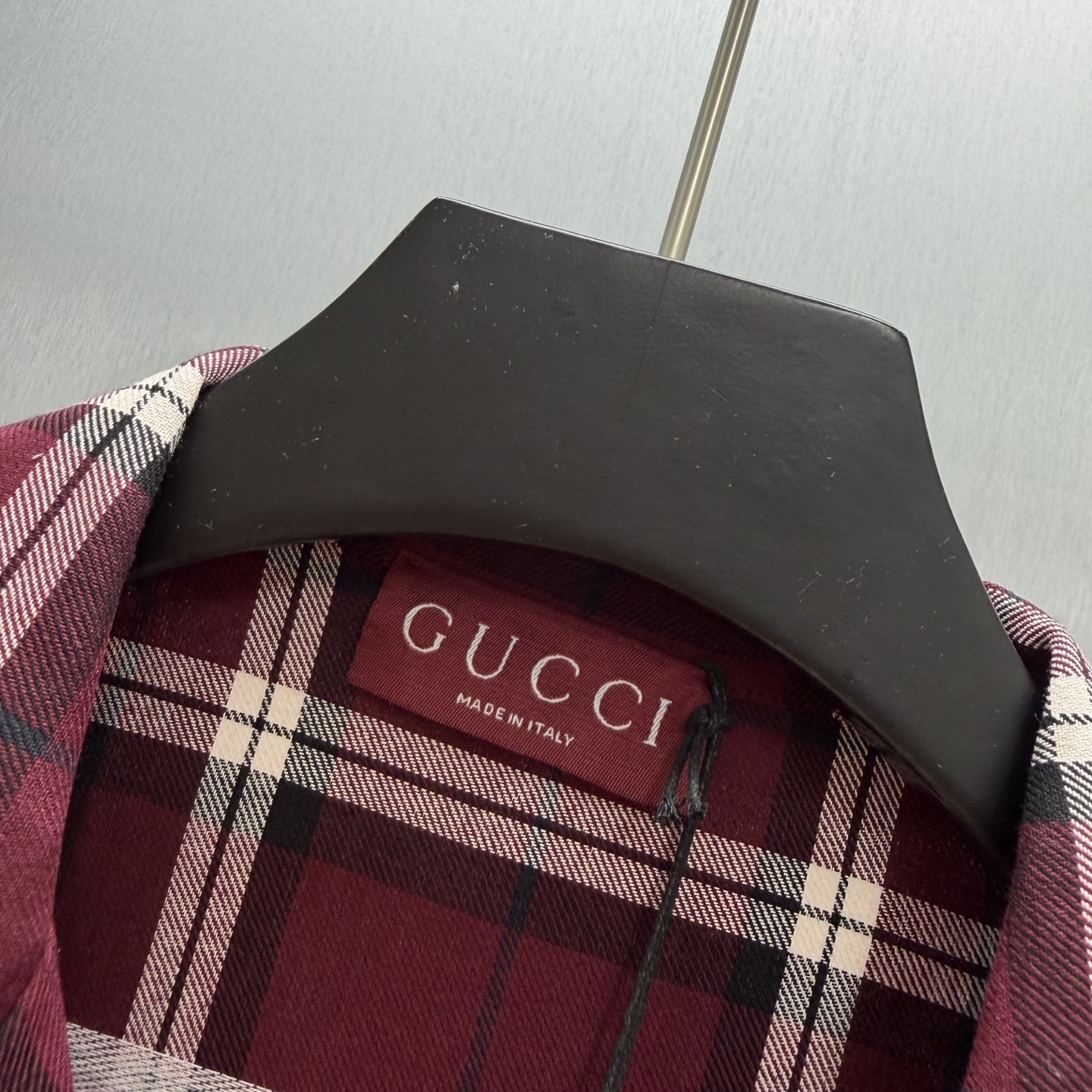 Gucci 酒红底色撞入 白黑格纹 满幅“GUCCI”字母刺绣低调又张扬 瞬间拉满品牌辨识度 短袖+翻领设计