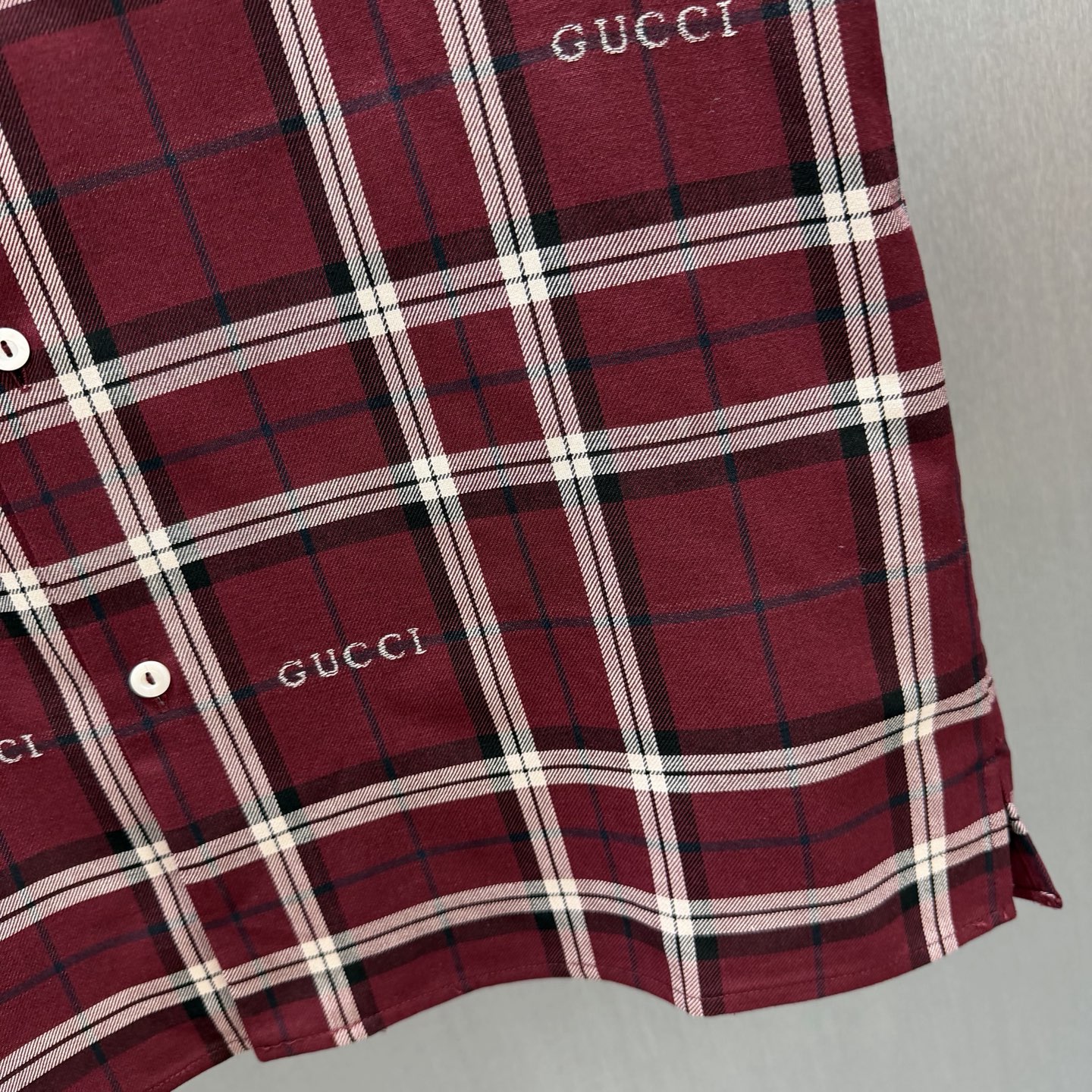 Gucci 酒红底色撞入 白黑格纹 满幅“GUCCI”字母刺绣低调又张扬 瞬间拉满品牌辨识度 短袖+翻领设计