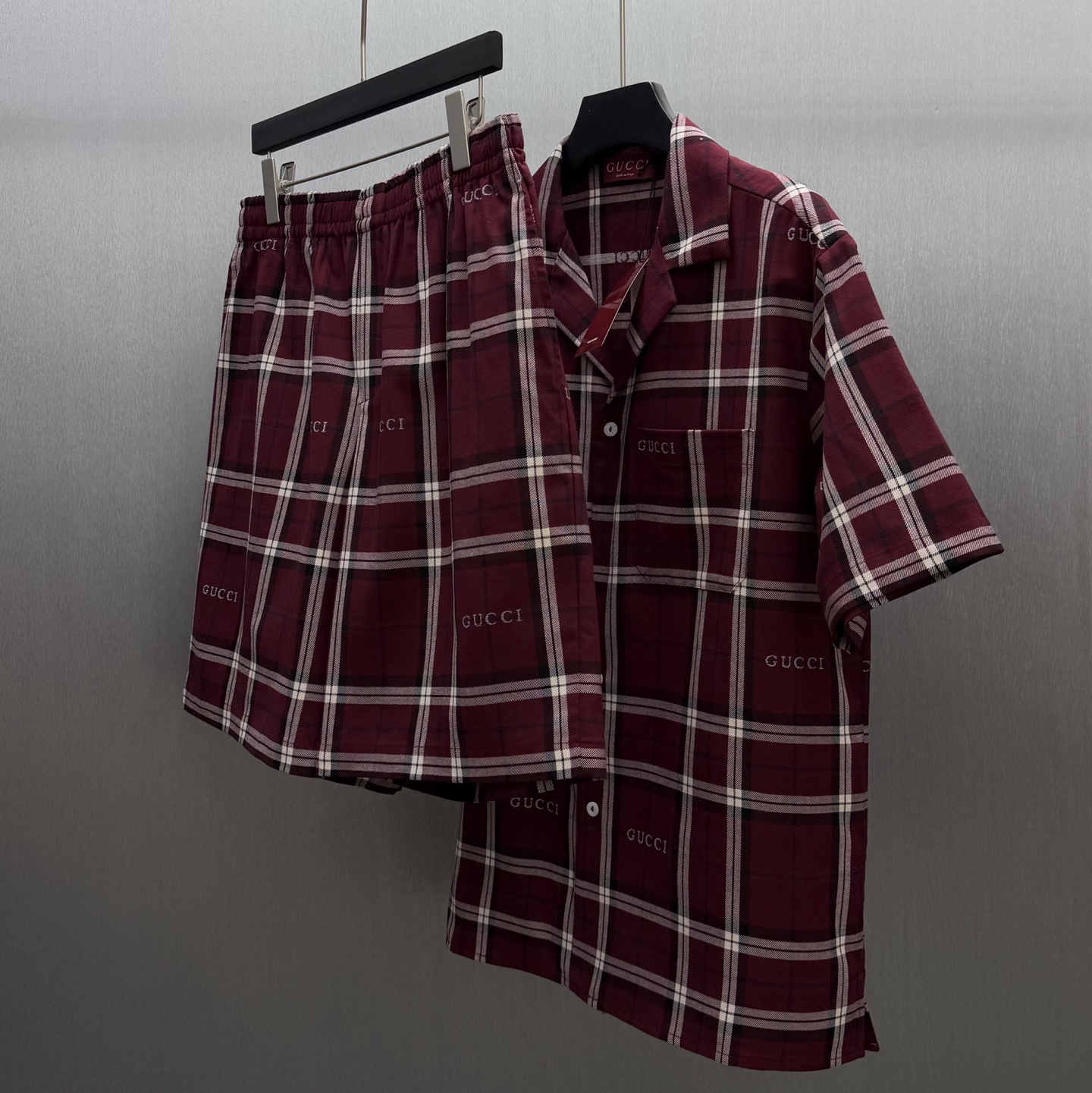 Gucci 酒红底色撞入 白黑格纹 满幅“GUCCI”字母刺绣低调又张扬 瞬间拉满品牌辨识度 短袖+翻领设计