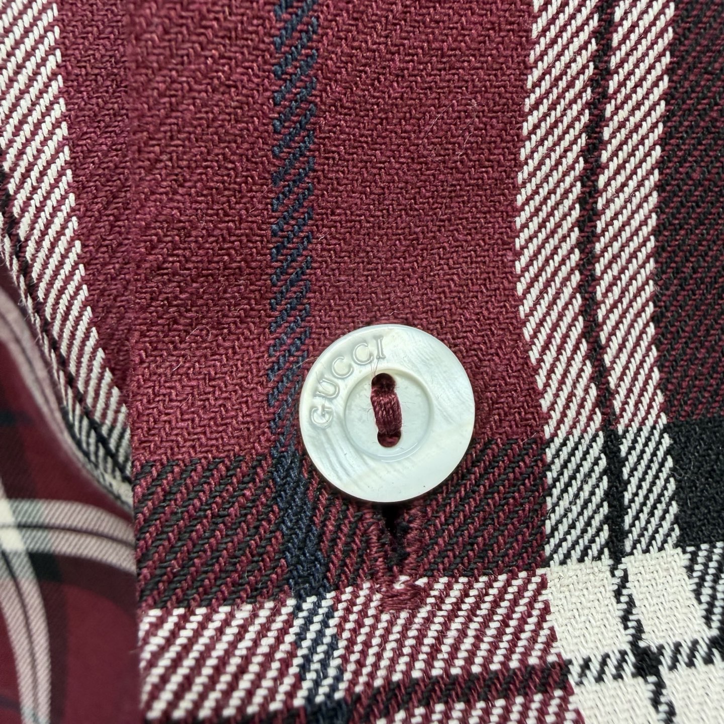 Gucci 酒红底色撞入 白黑格纹 满幅“GUCCI”字母刺绣低调又张扬 瞬间拉满品牌辨识度 短袖+翻领设计