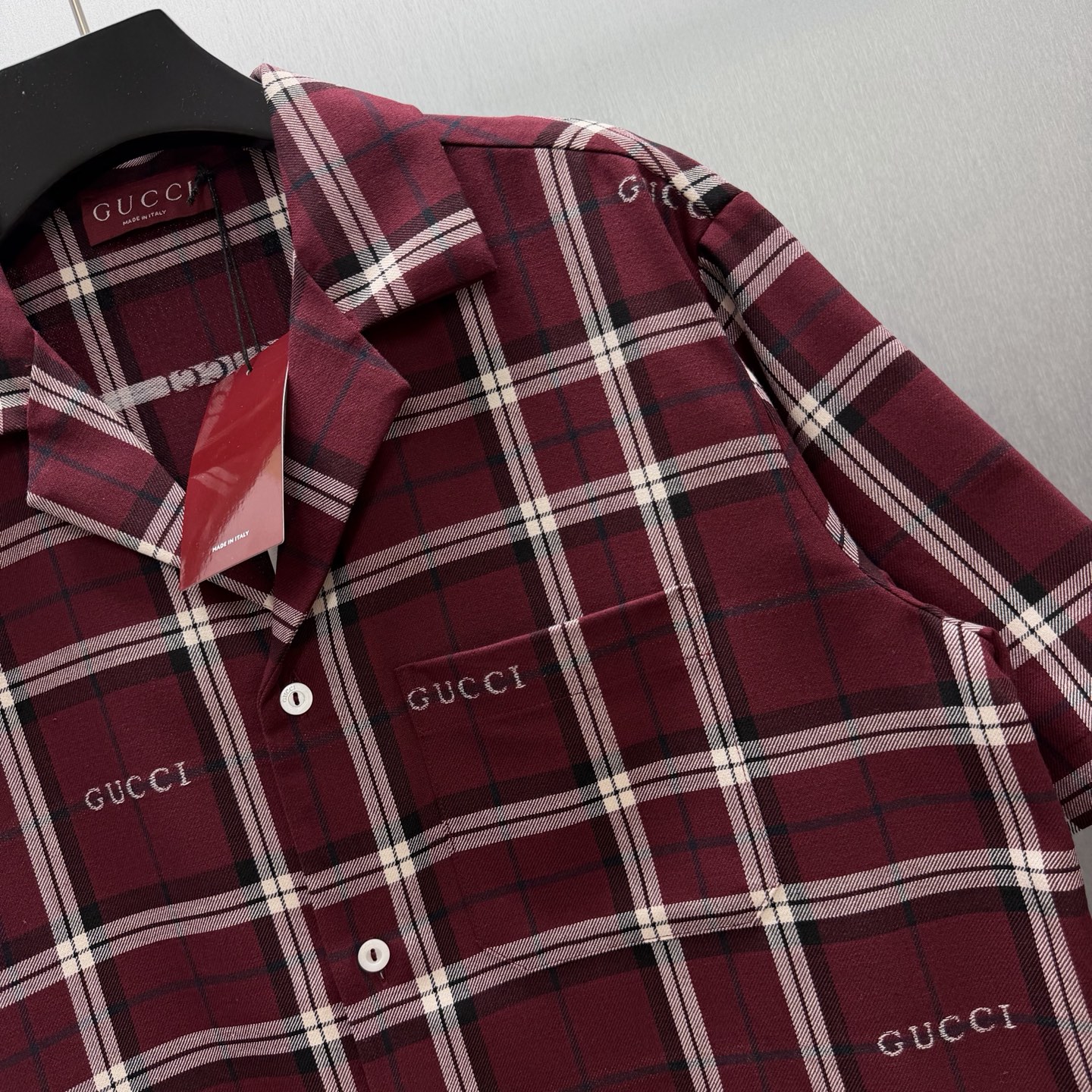 Gucci 酒红底色撞入 白黑格纹 满幅“GUCCI”字母刺绣低调又张扬 瞬间拉满品牌辨识度 短袖+翻领设计