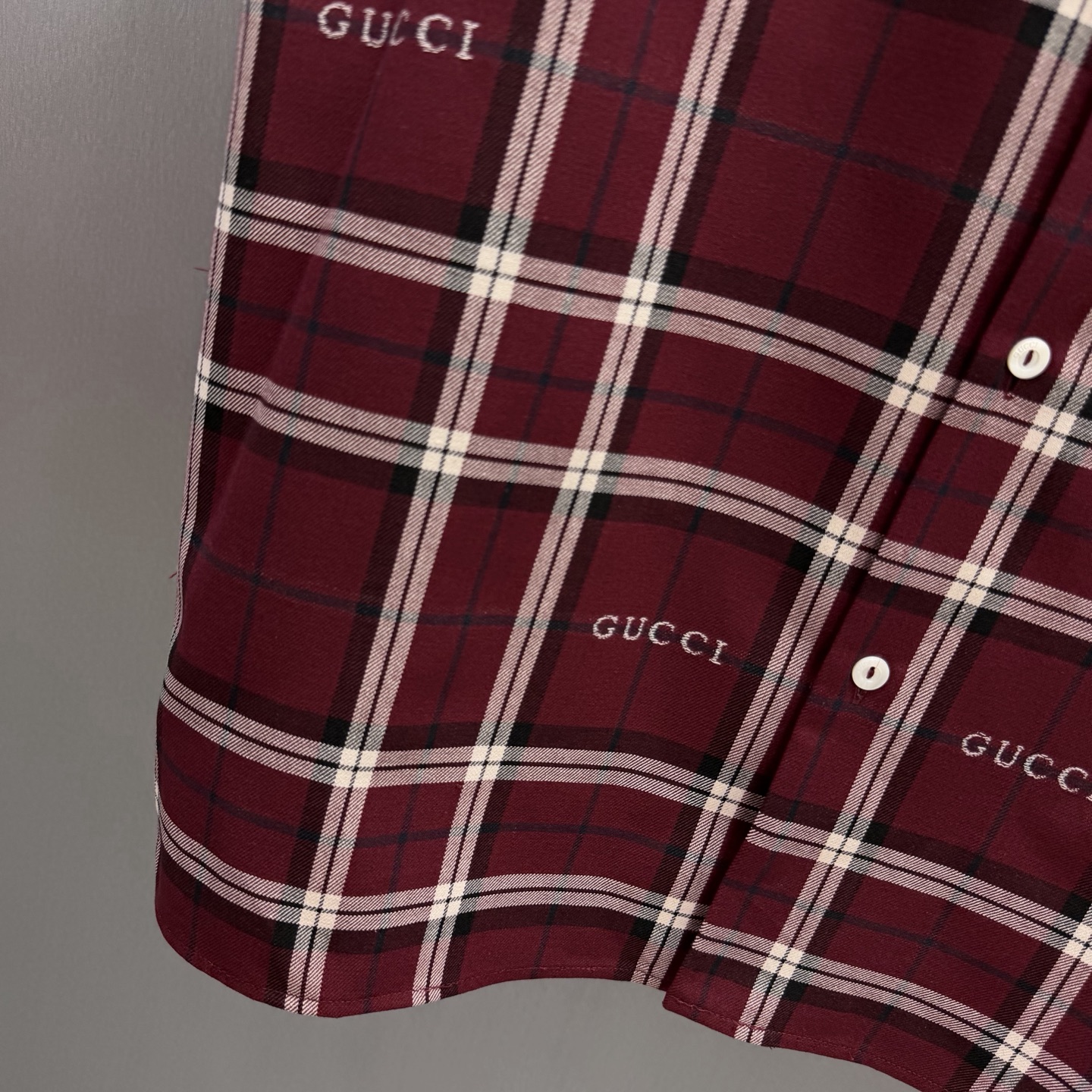 Gucci 酒红底色撞入 白黑格纹 满幅“GUCCI”字母刺绣低调又张扬 瞬间拉满品牌辨识度 短袖+翻领设计