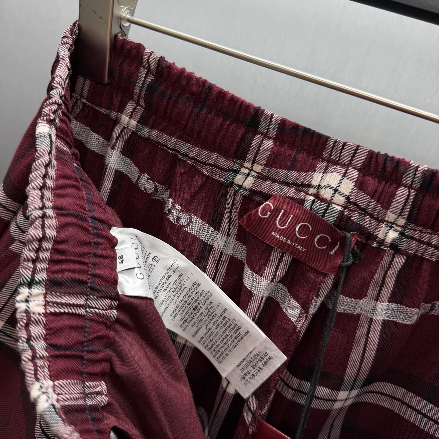 Gucci GUCCI套装党狂喜 这条酒红格纹短裤简直是“氛围感作弊器”~ 延续上衣的同款酒红格纹+满幅“GUCCI”刺绣