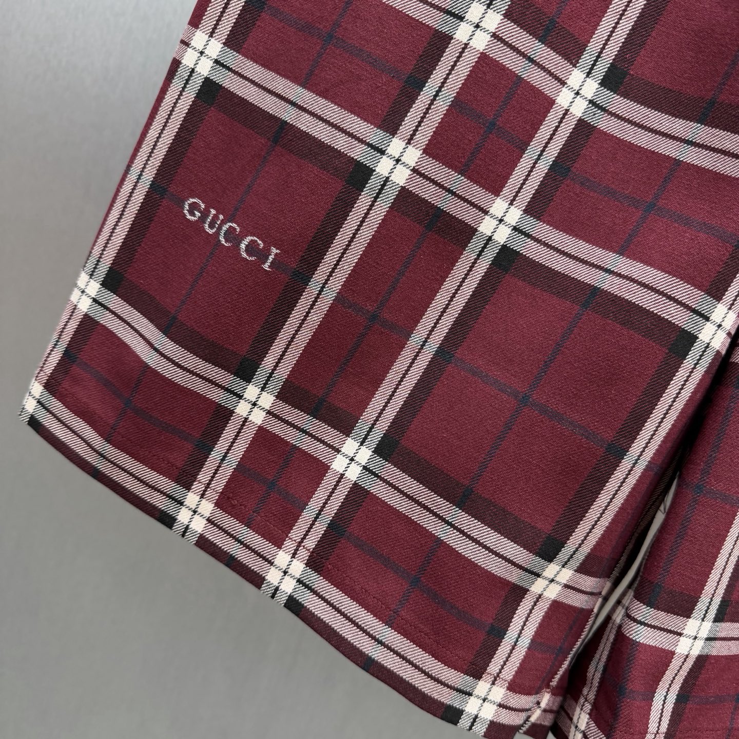 Gucci GUCCI套装党狂喜 这条酒红格纹短裤简直是“氛围感作弊器”~ 延续上衣的同款酒红格纹+满幅“GUCCI”刺绣