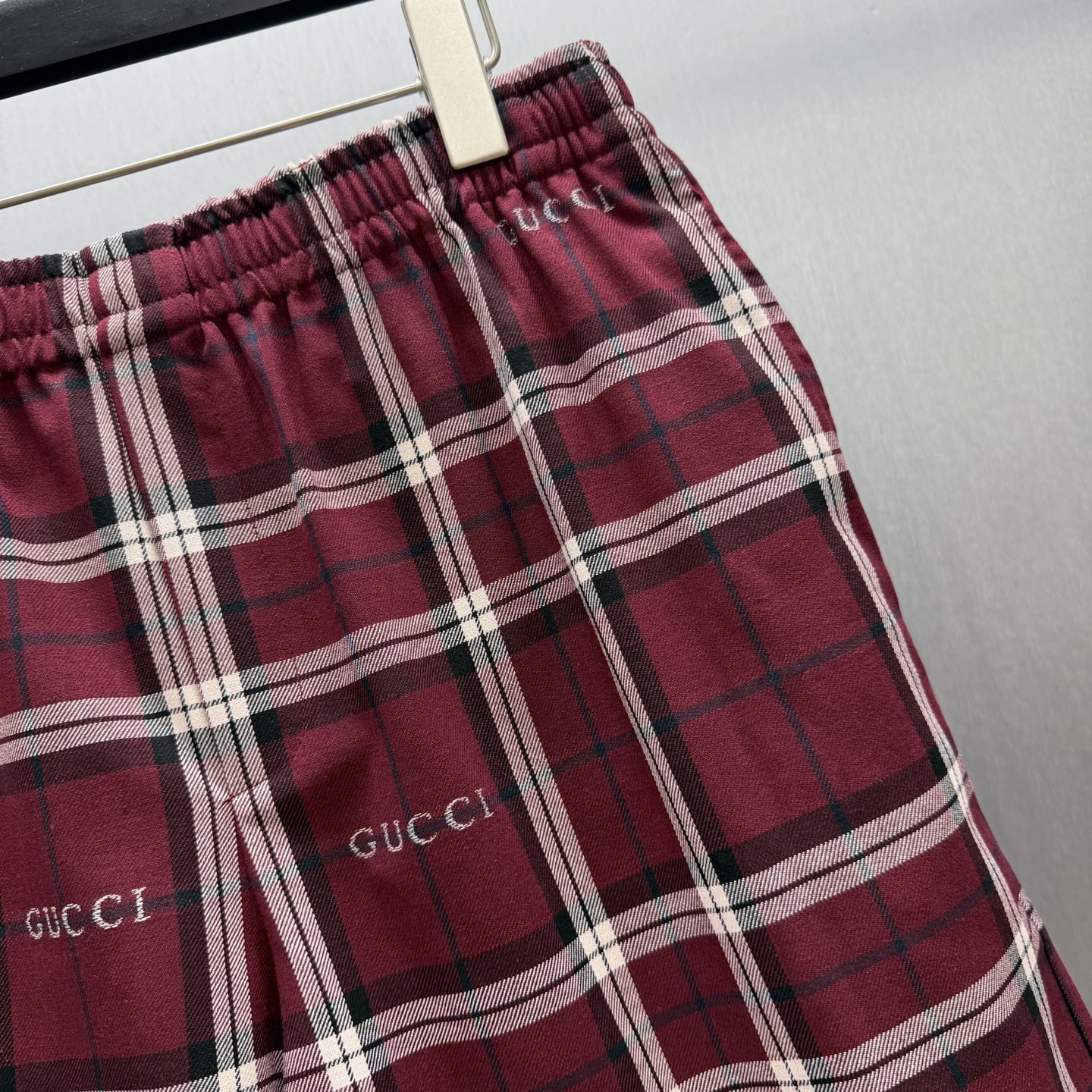 Gucci GUCCI套装党狂喜 这条酒红格纹短裤简直是“氛围感作弊器”~ 延续上衣的同款酒红格纹+满幅“GUCCI”刺绣