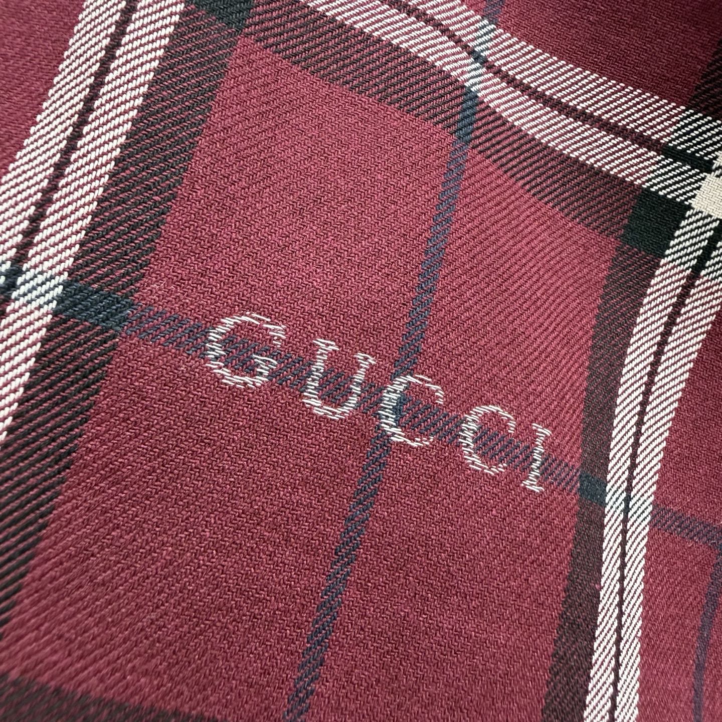 Gucci GUCCI套装党狂喜 这条酒红格纹短裤简直是“氛围感作弊器”~ 延续上衣的同款酒红格纹+满幅“GUCCI”刺绣
