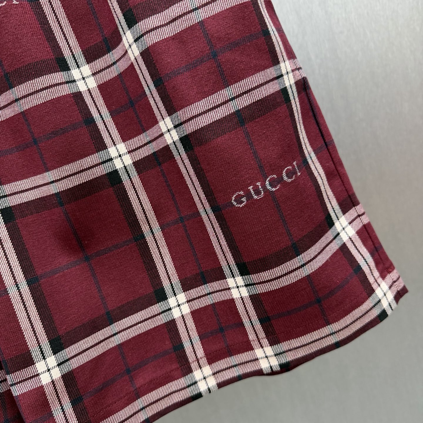 Gucci GUCCI套装党狂喜 这条酒红格纹短裤简直是“氛围感作弊器”~ 延续上衣的同款酒红格纹+满幅“GUCCI”刺绣