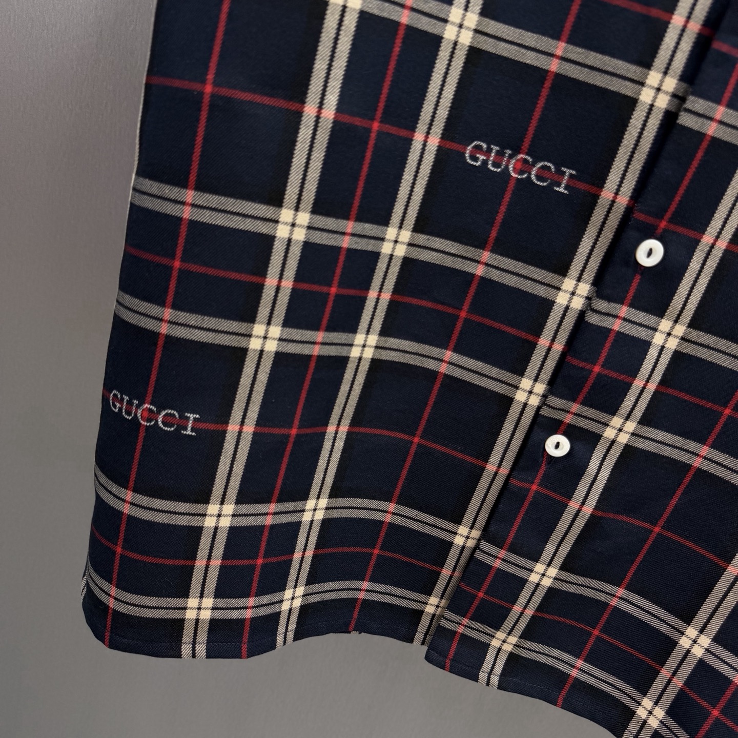 Gucci 藏青底色交织米白+红色格纹 又不失活力的撞色 满幅“GUCCI”刺绣让品牌感藏在细节里~ 短袖翻领设计