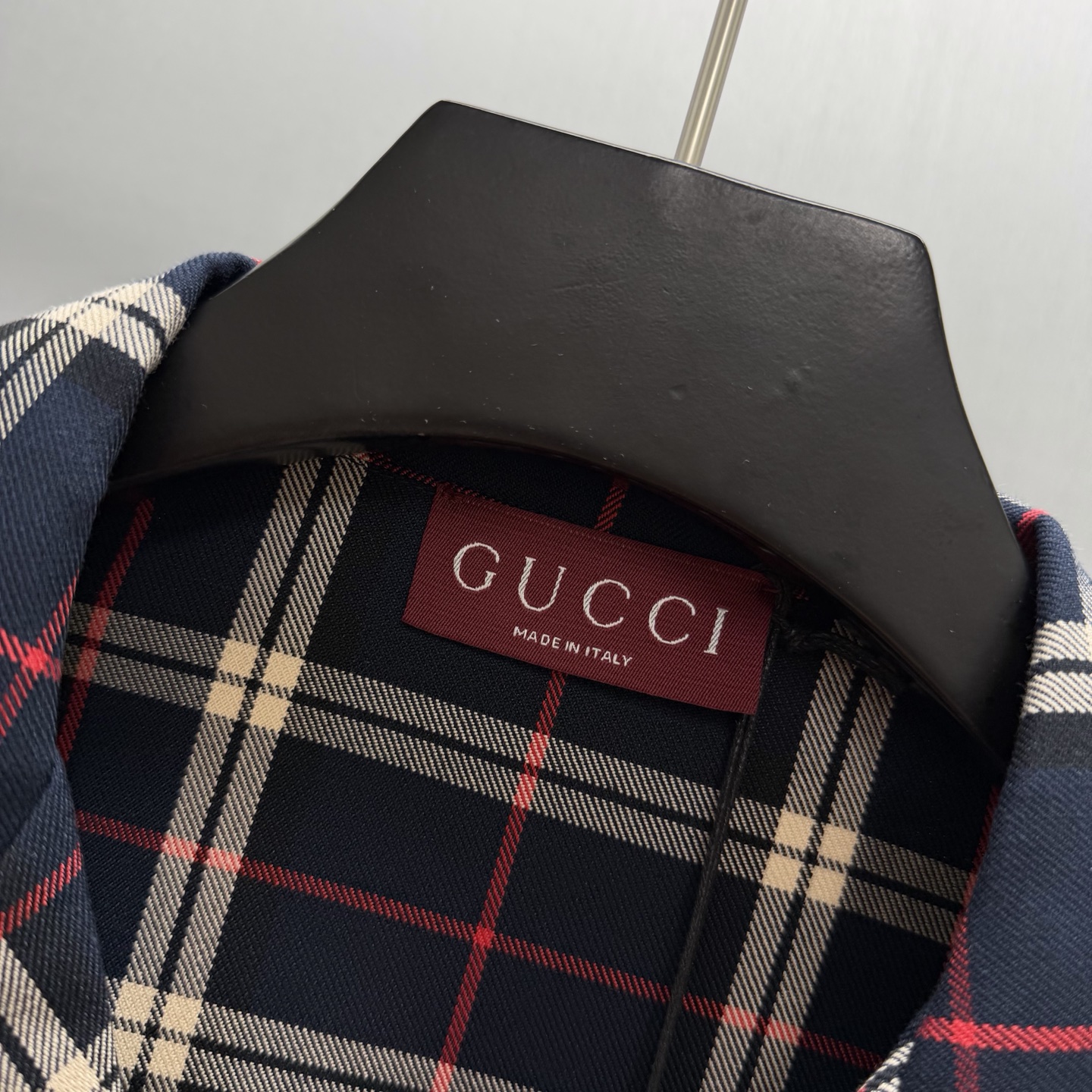 Gucci 藏青底色交织米白+红色格纹 又不失活力的撞色 满幅“GUCCI”刺绣让品牌感藏在细节里~ 短袖翻领设计