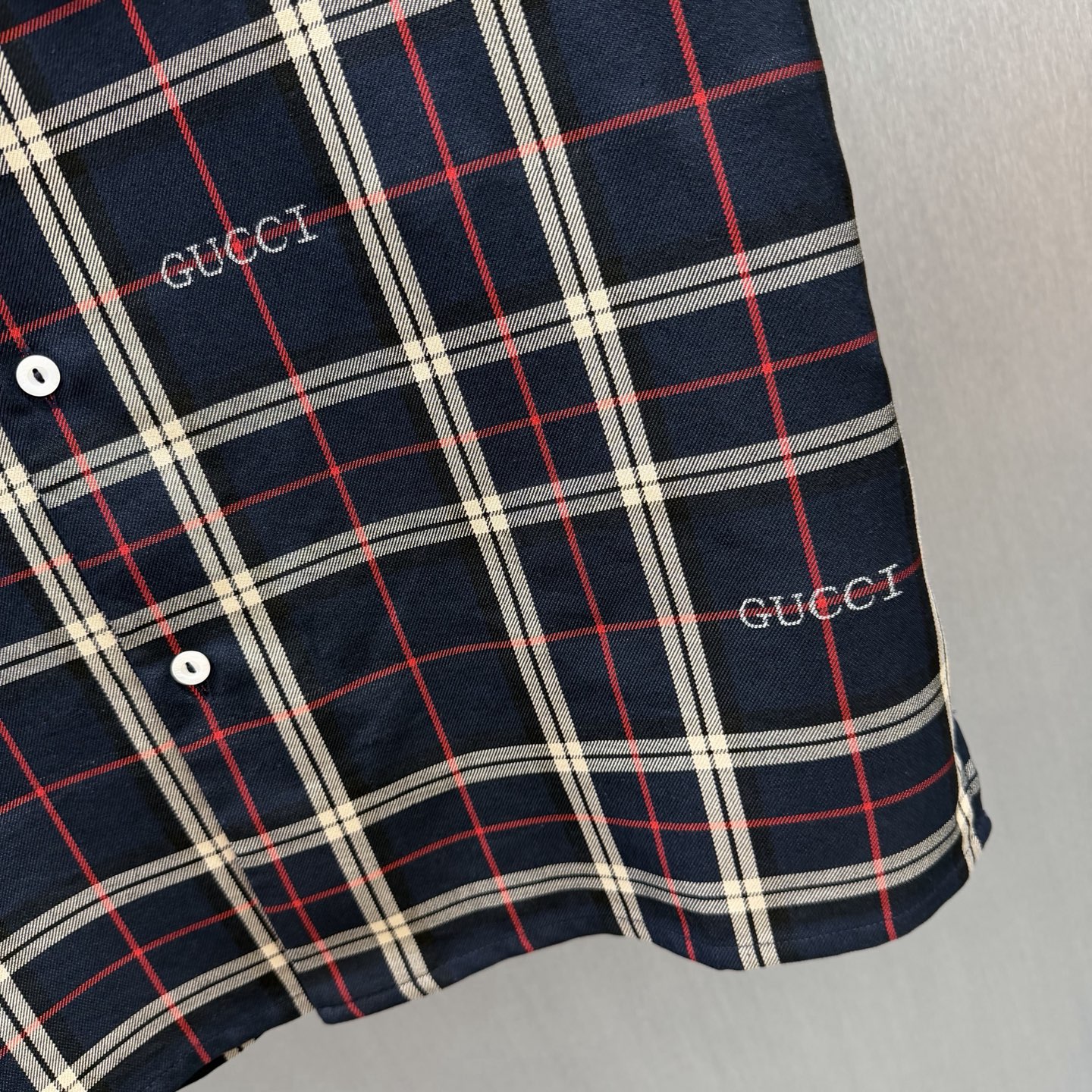 Gucci 藏青底色交织米白+红色格纹 又不失活力的撞色 满幅“GUCCI”刺绣让品牌感藏在细节里~ 短袖翻领设计