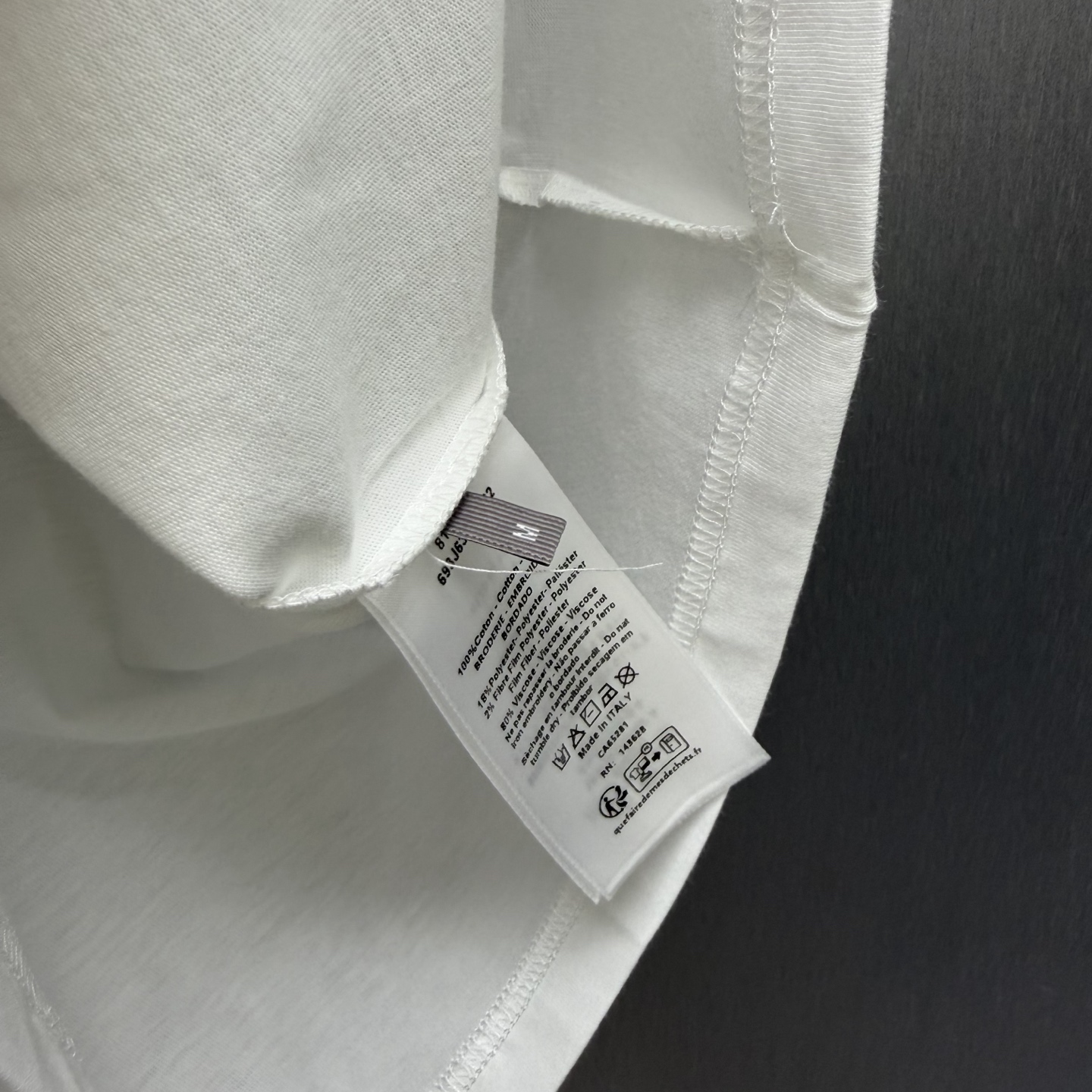 Dior 这款 T 恤饰以 Dior Blason 图案刺绣