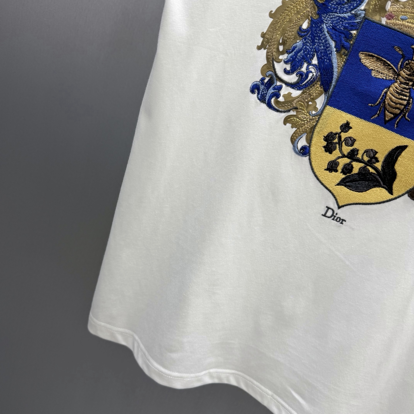 Dior 这款 T 恤饰以 Dior Blason 图案刺绣