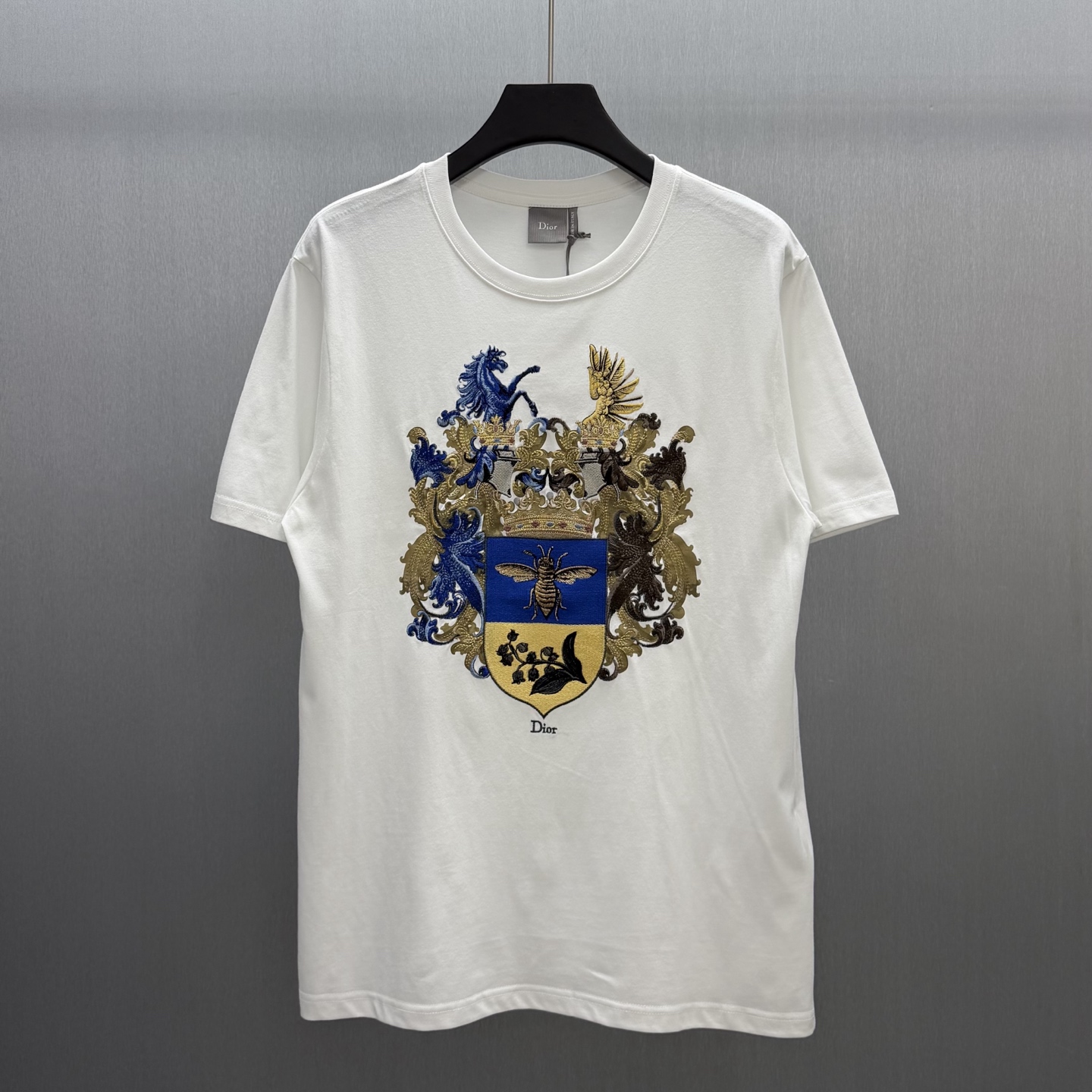 Dior 这款 T 恤饰以 Dior Blason 图案刺绣