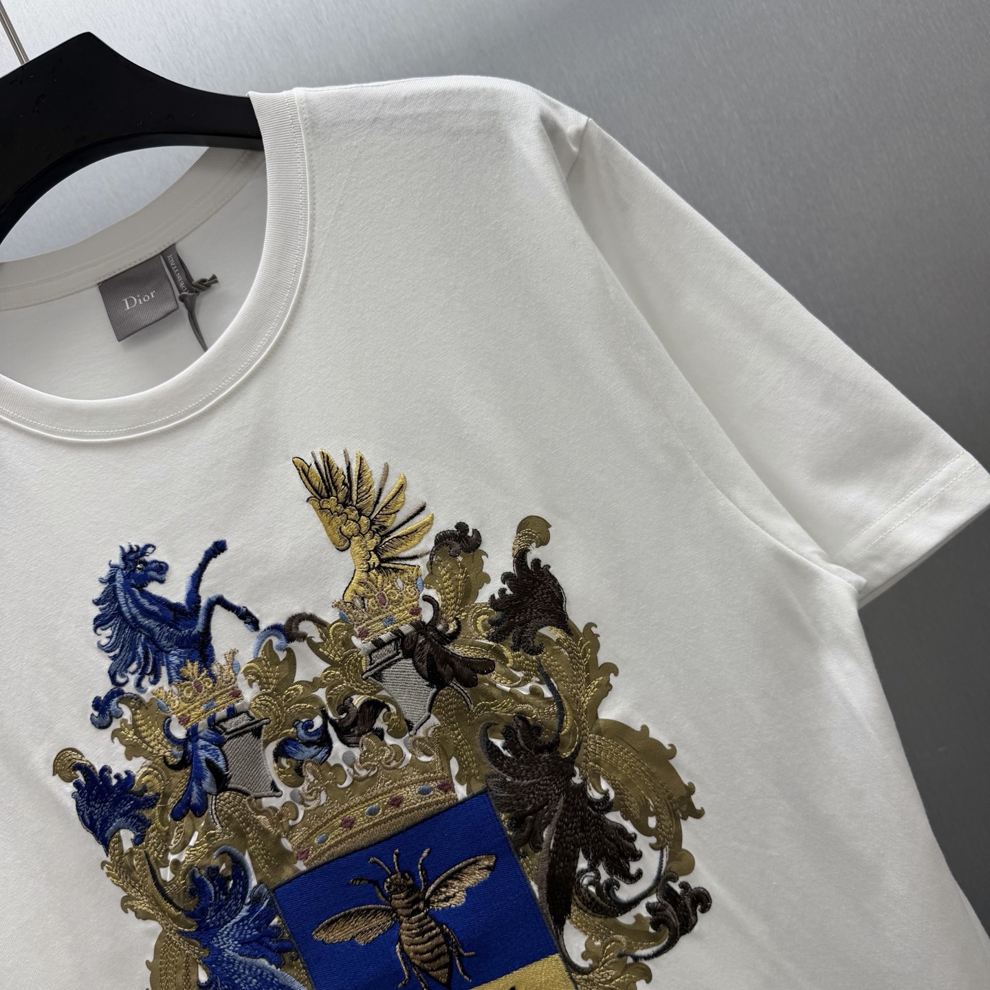 Dior 这款 T 恤饰以 Dior Blason 图案刺绣
