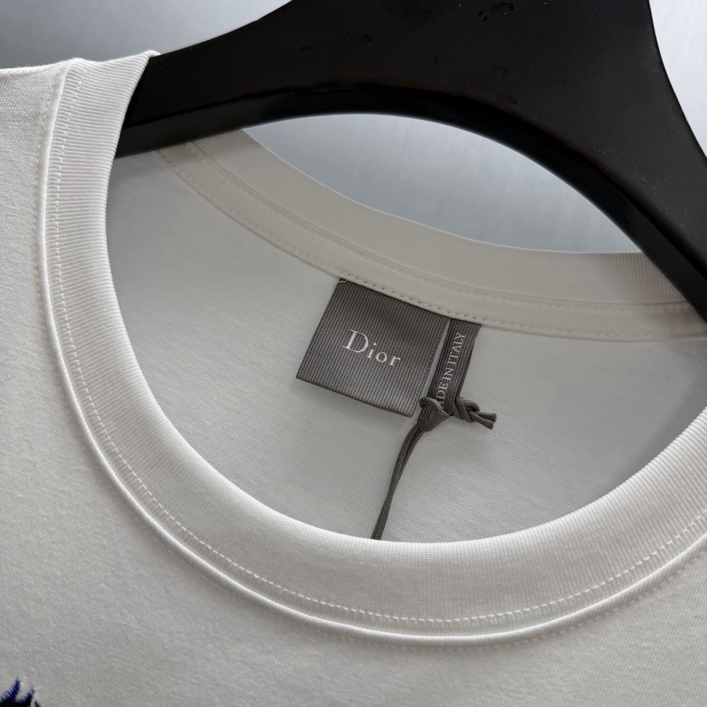 Dior 这款 T 恤饰以 Dior Blason 图案刺绣