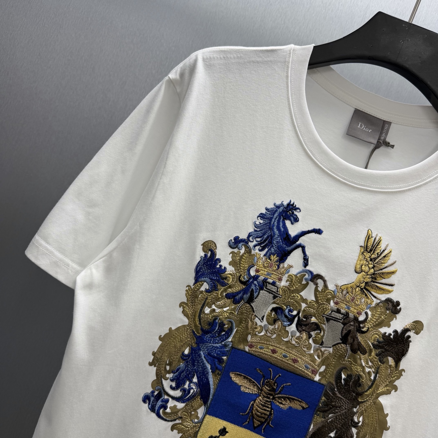 Dior 这款 T 恤饰以 Dior Blason 图案刺绣