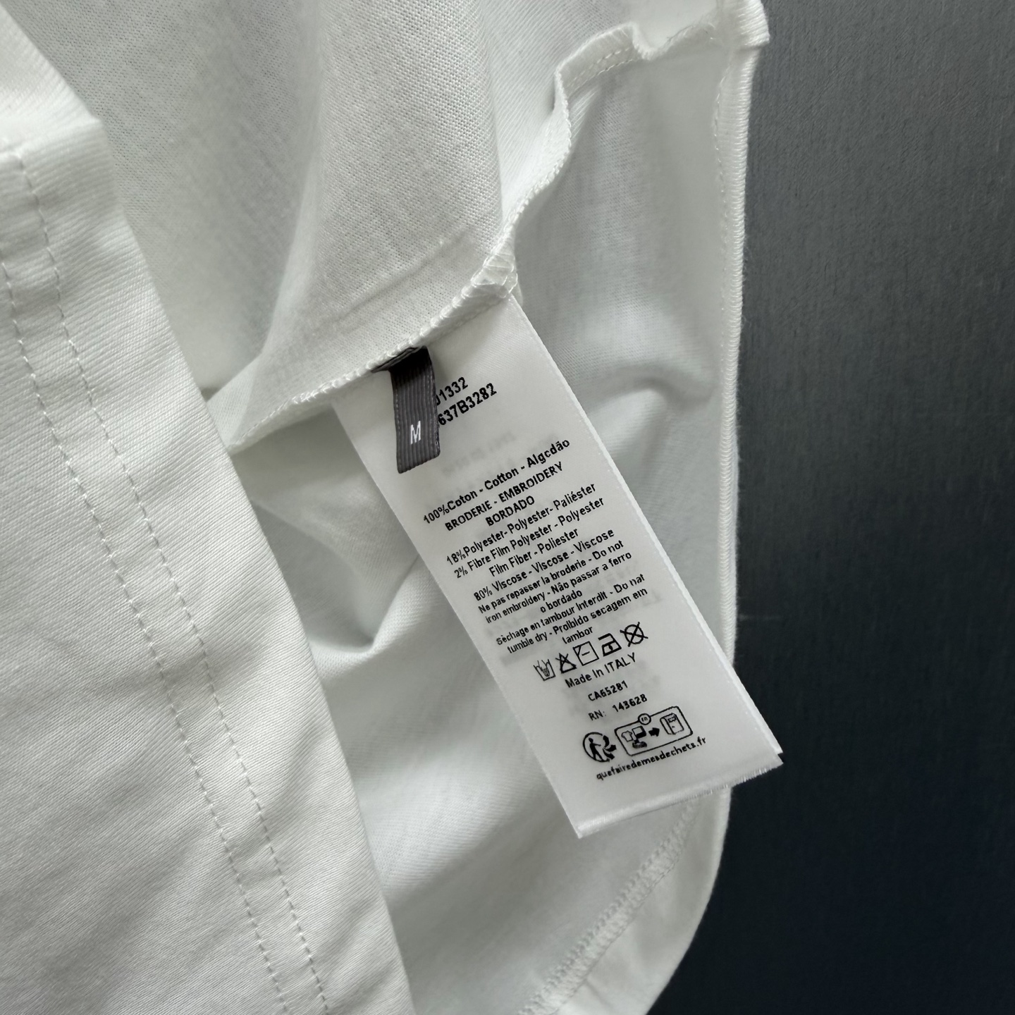 Dior 这款T恤饰以 Dior Blason 图案刺绣