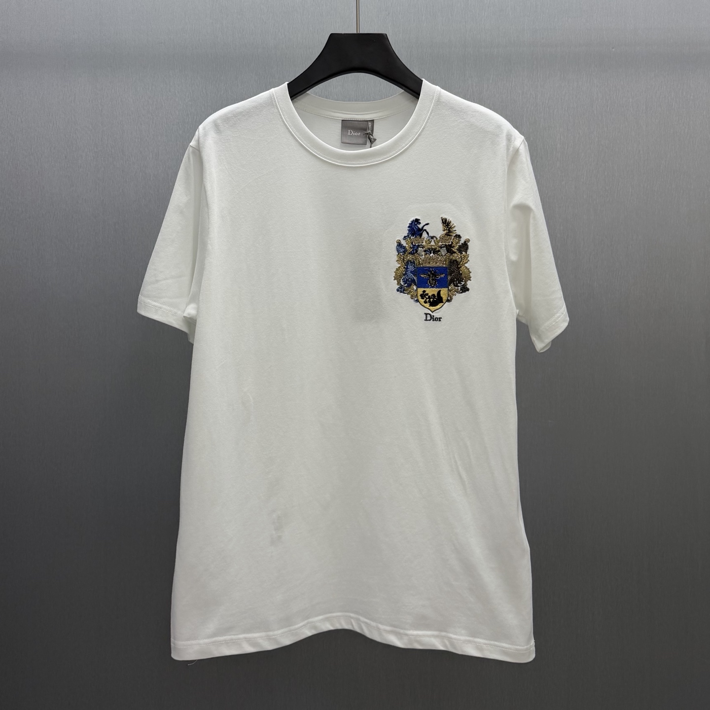 Dior 这款T恤饰以 Dior Blason 图案刺绣