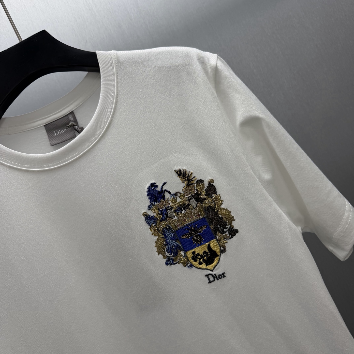 Dior 这款T恤饰以 Dior Blason 图案刺绣