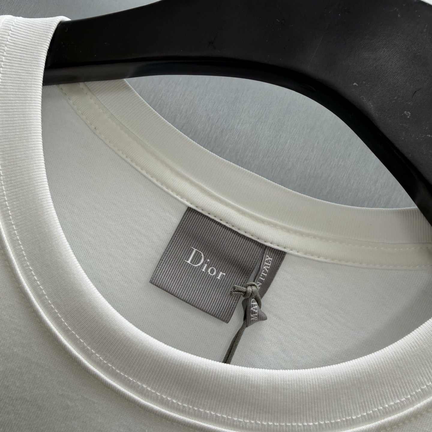 Dior 这款T恤饰以 Dior Blason 图案刺绣