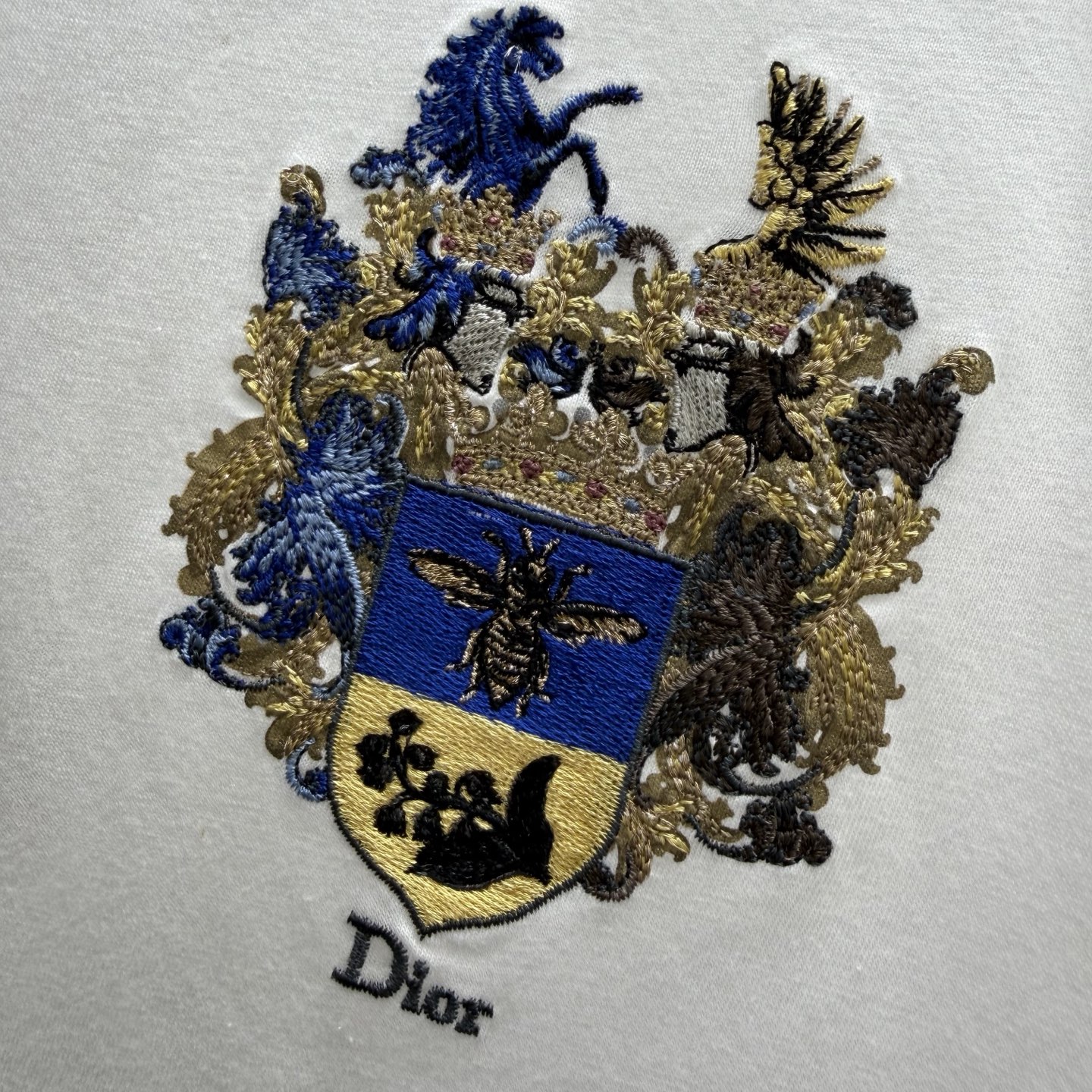 Dior 这款T恤饰以 Dior Blason 图案刺绣