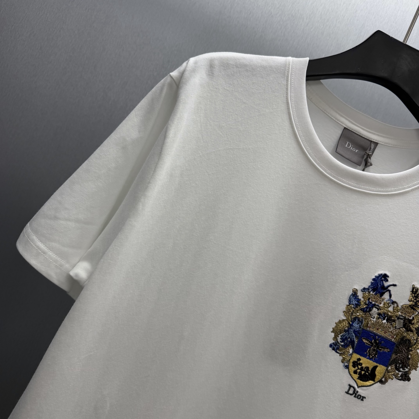 Dior 这款T恤饰以 Dior Blason 图案刺绣