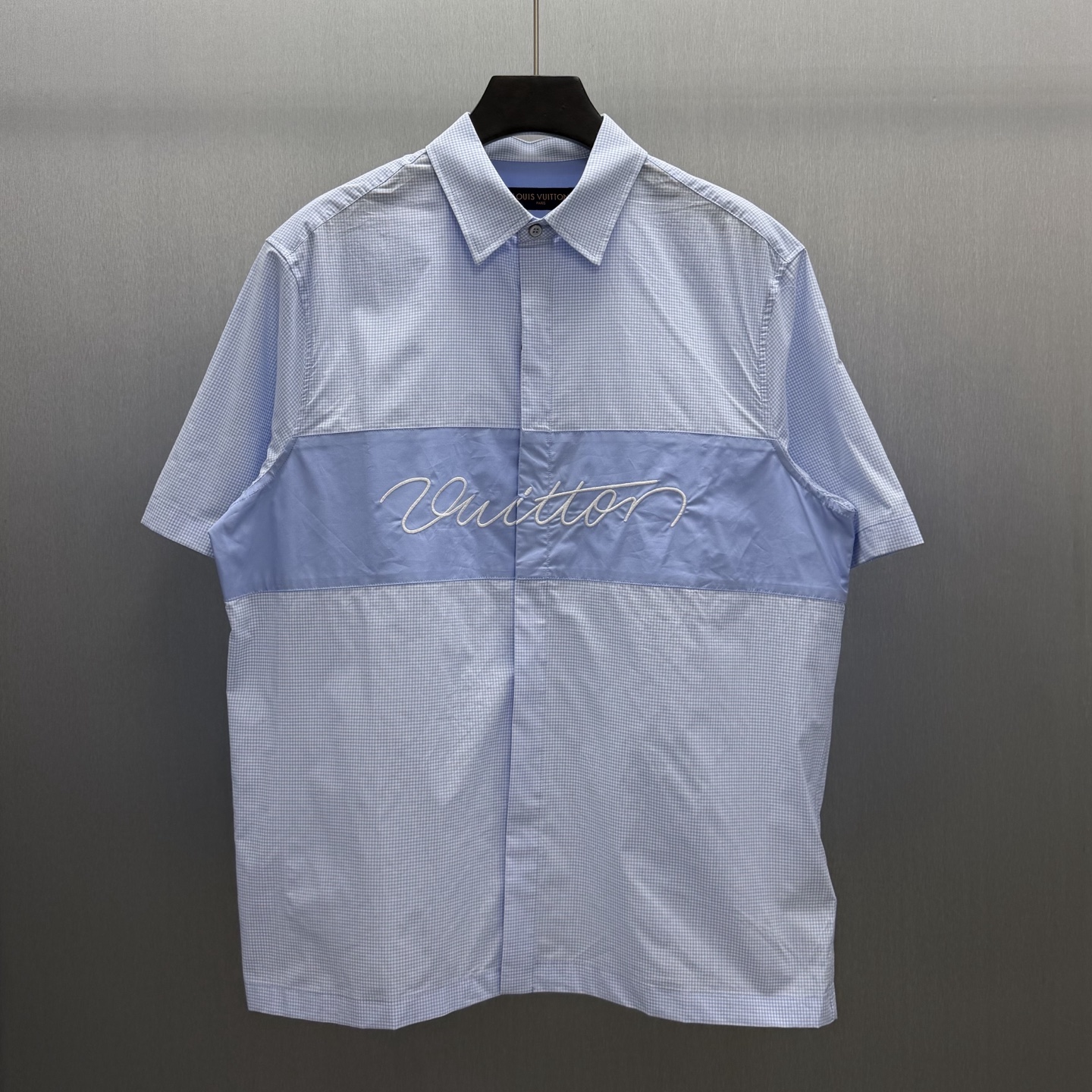 P185 🧧LU camisa de manga corta con bordado de firma 3D. Tallas: S-XL. La camisa tiene una base de cuadros azul y blanc…