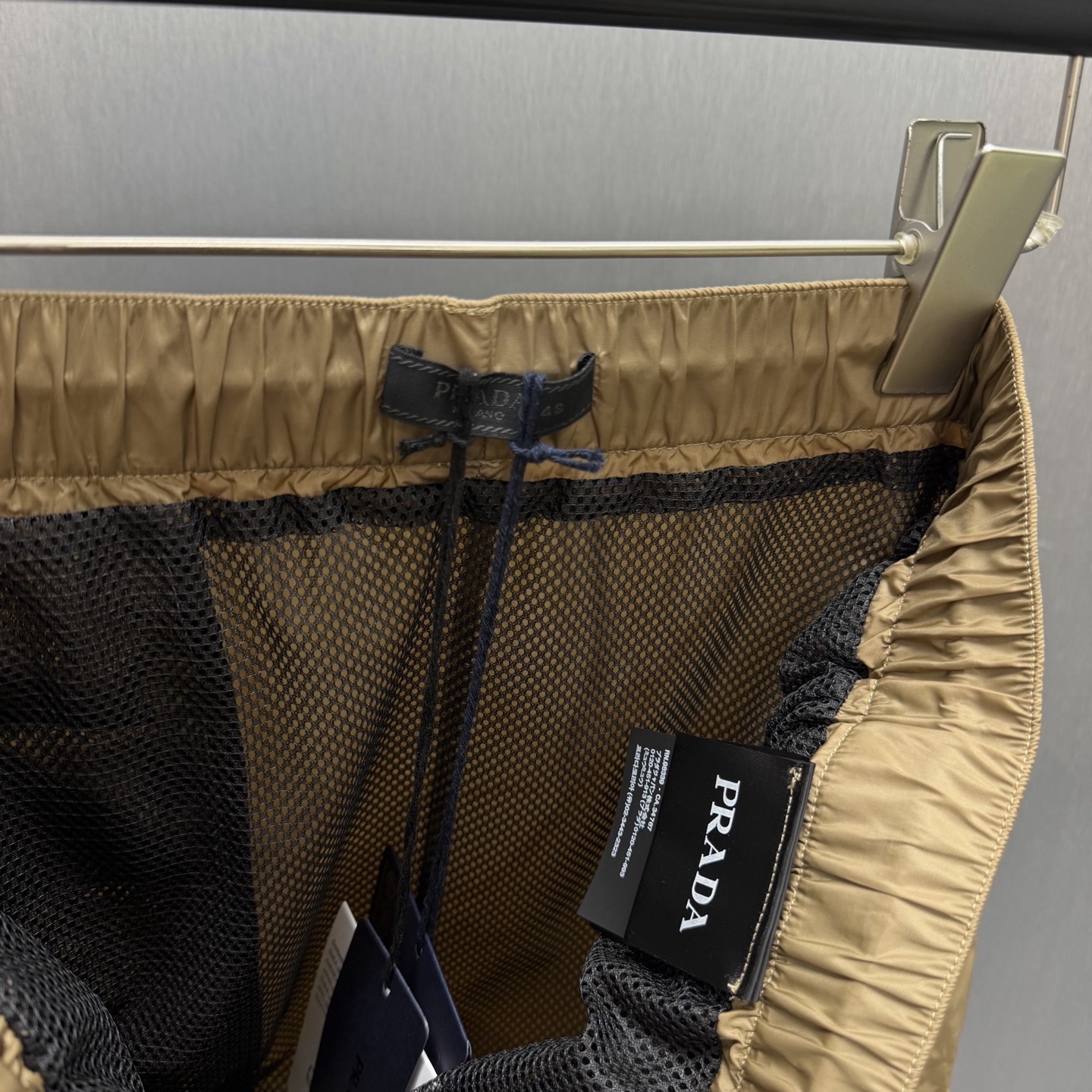 Prada 多口袋抽绳设计工装风尼龙短裤