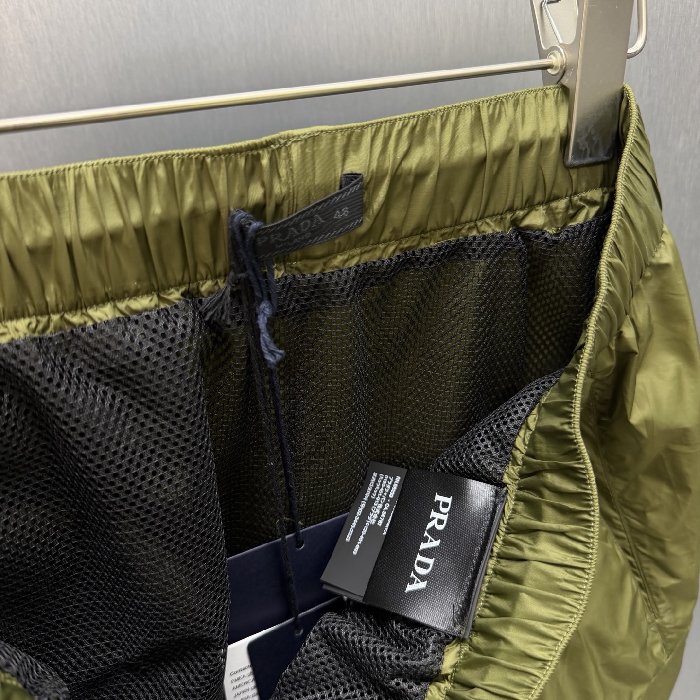 Prada 多口袋抽绳设计工装风尼龙短裤
