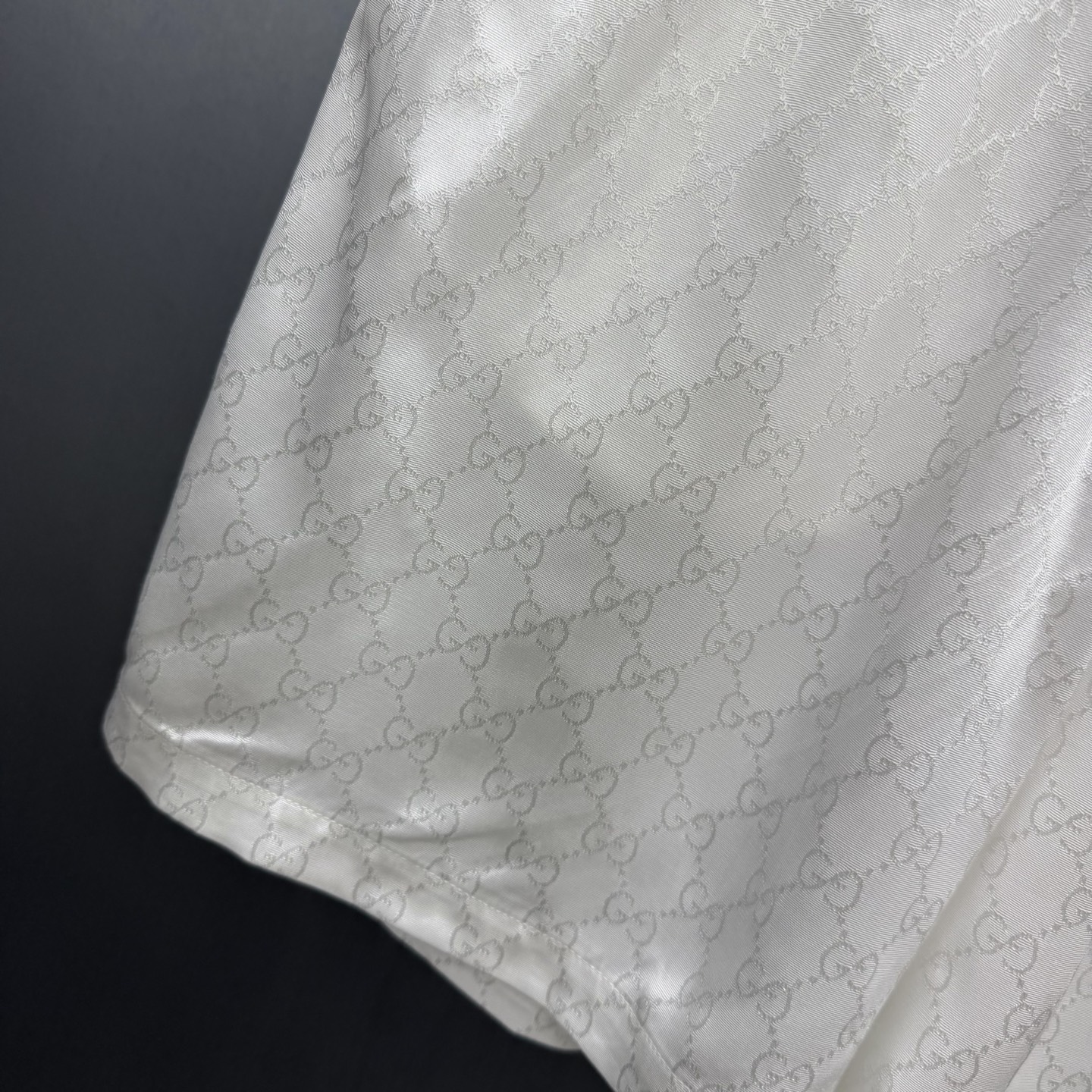 Gucci 白色 GG 提花短裤，以细腻提花工艺织就 双 G 纹理，光泽感面料自带高级氛围。抽绳腰头+金属拉链口袋，兼顾舒适与酷感