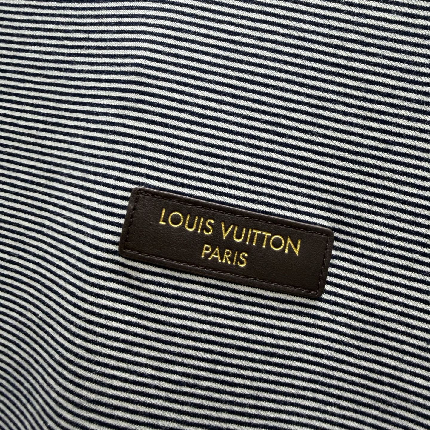 Louis Vuitton 这款修身 T 恤非常适合本系列的前卫造型 它采用极为柔软轻盈的棉质平纹针织面料制成