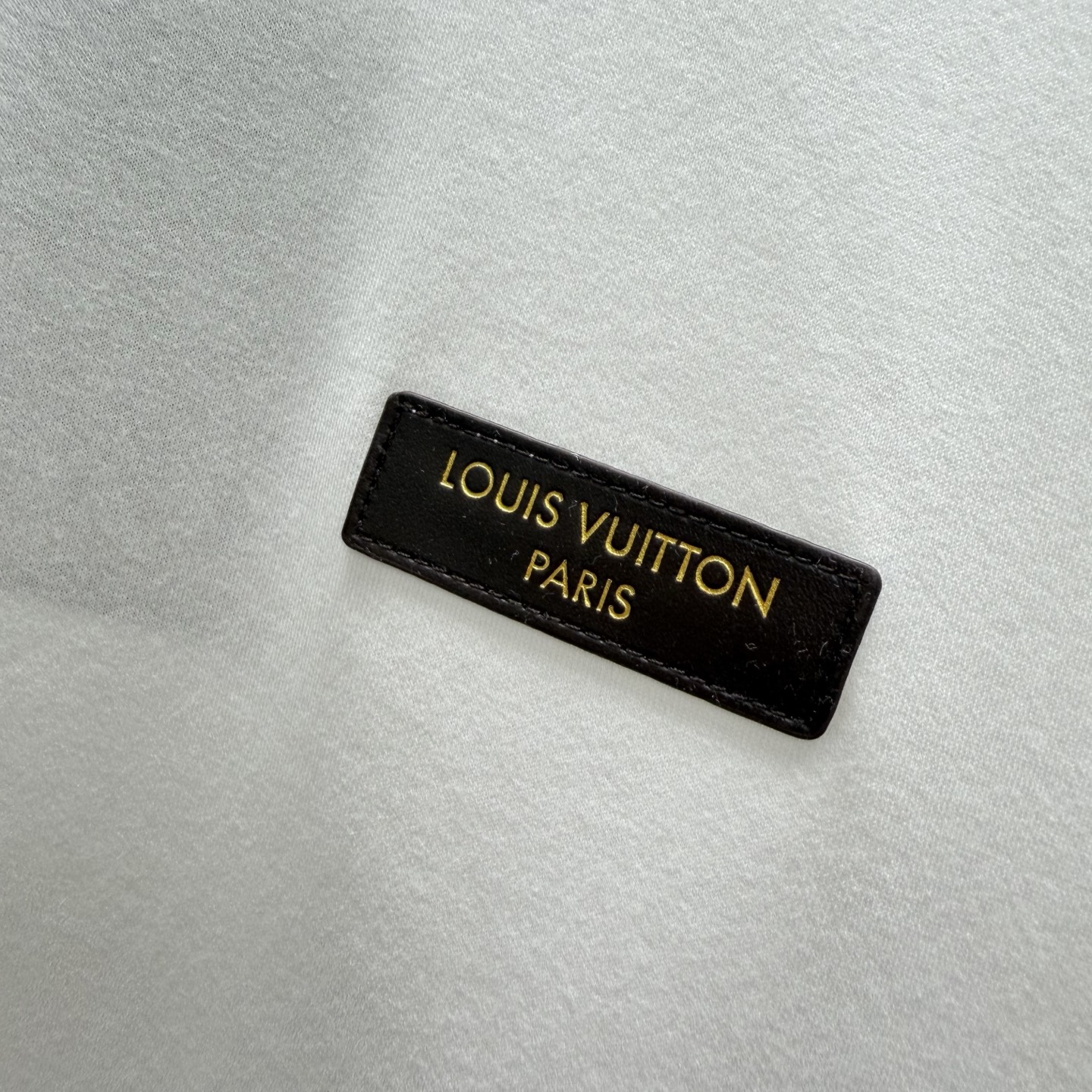 Louis Vuitton 这款修身 T 恤非常适合本系列的前卫造型 它采用极为柔软轻盈的棉质平纹针织面料制成