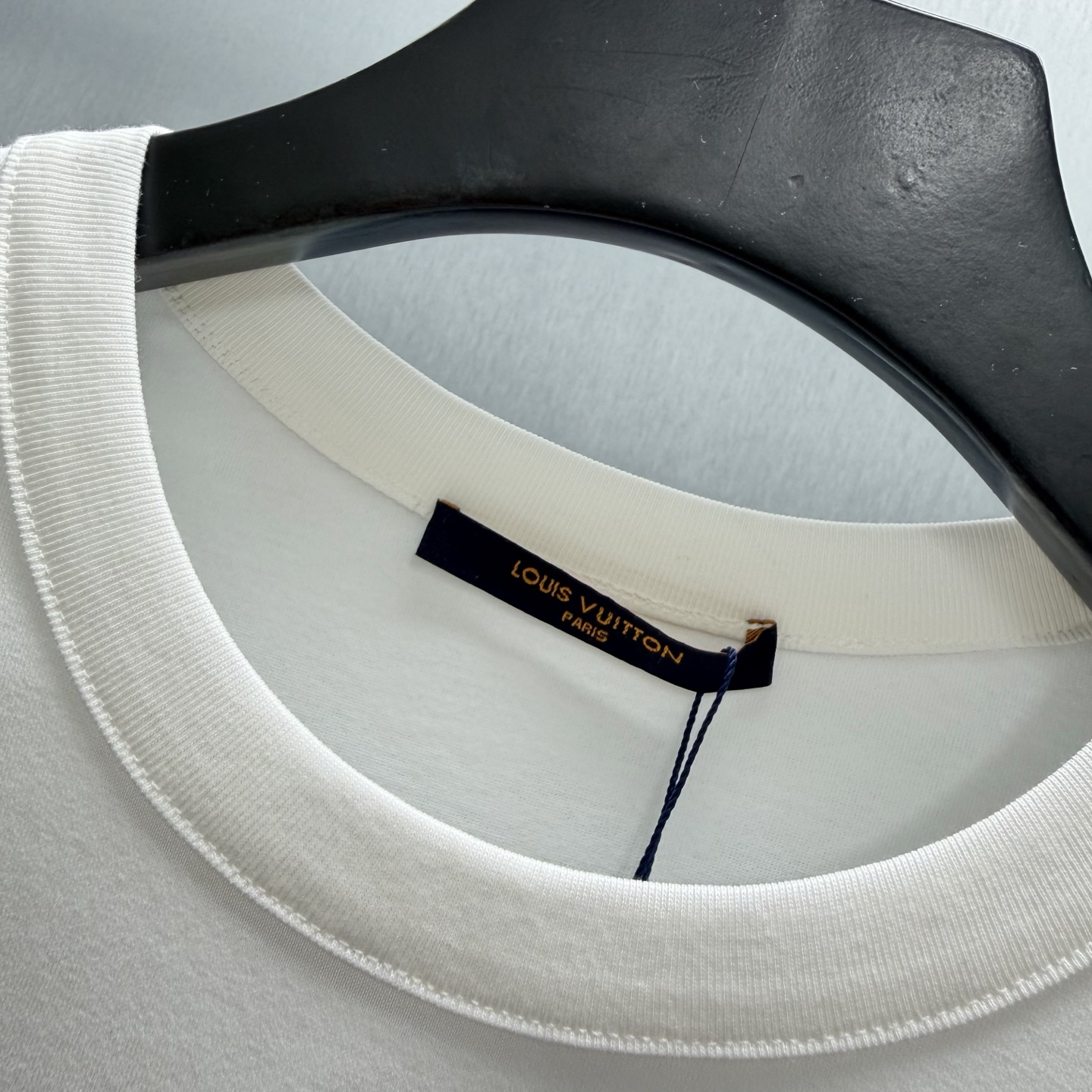 Louis Vuitton 这款修身 T 恤非常适合本系列的前卫造型 它采用极为柔软轻盈的棉质平纹针织面料制成