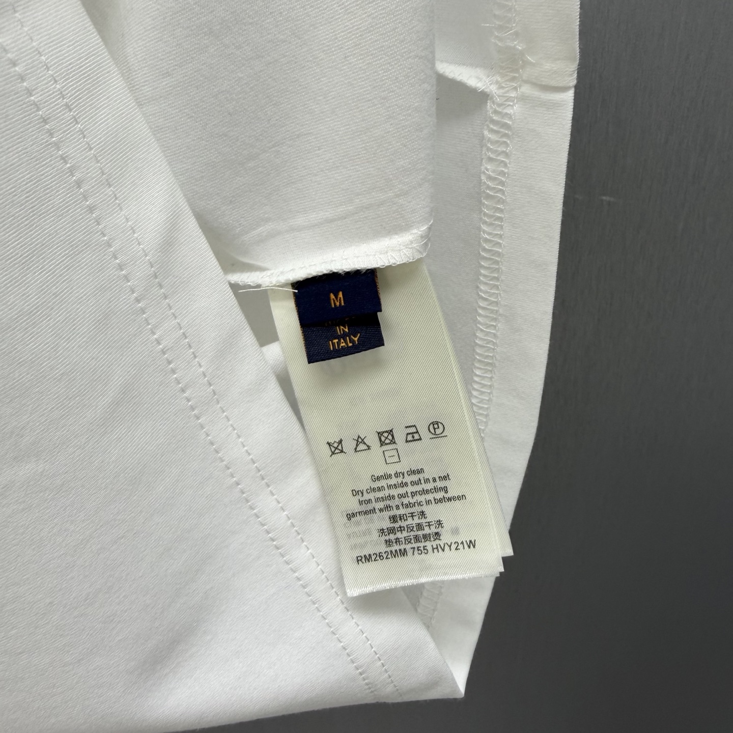 Louis Vuitton 这款修身 T 恤非常适合本系列的前卫造型 它采用极为柔软轻盈的棉质平纹针织面料制成
