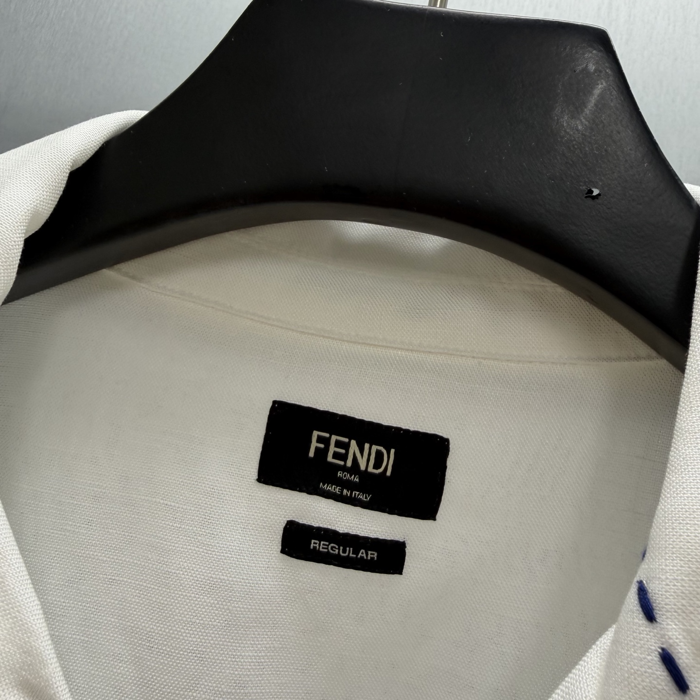 Fendi FENDI 白色短袖衬衫 以利落古巴领+宽松剪裁适配夏日 衣身错落的几何刺绣线条、色块交织