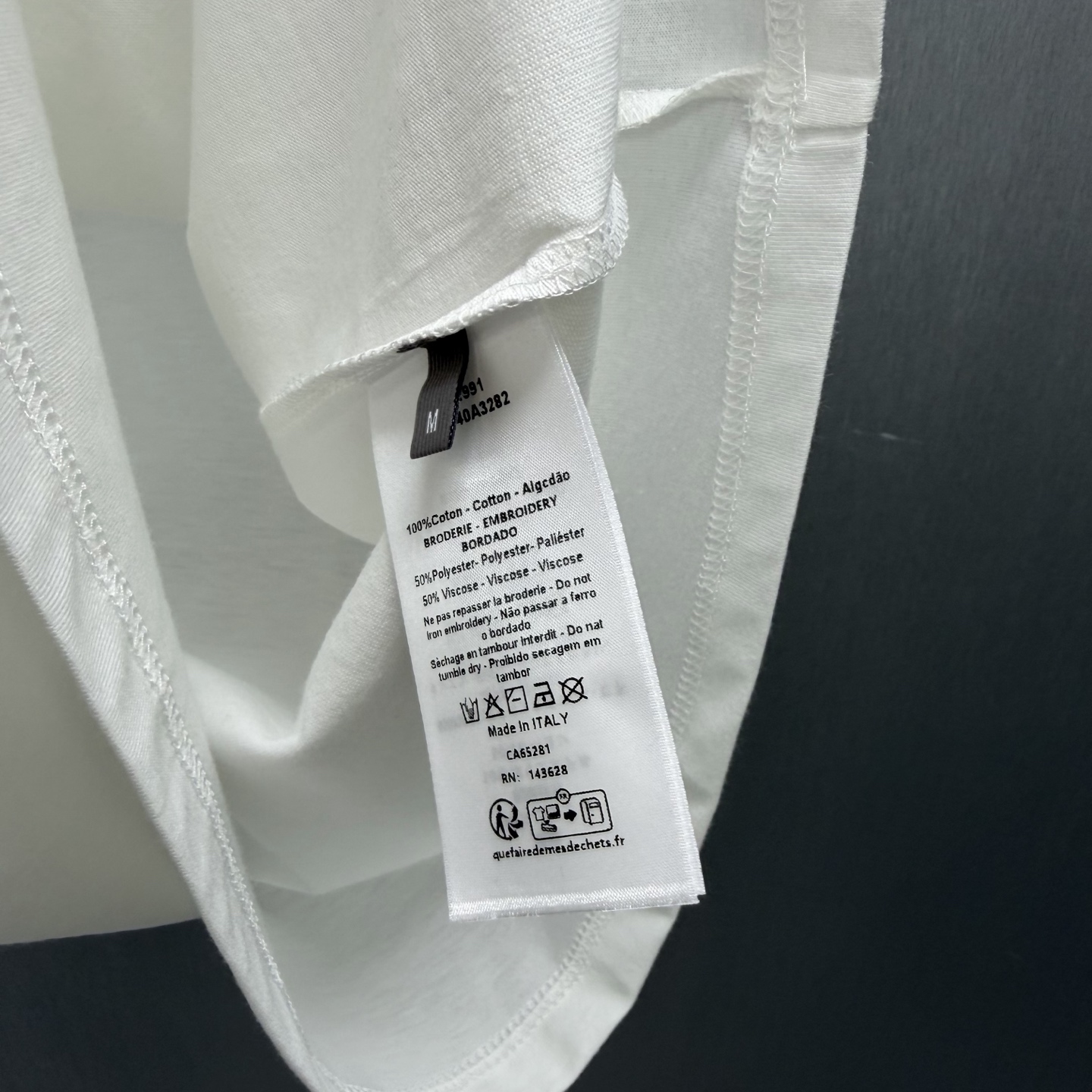 Dior 这款T恤向 Dior 的精湛工艺致敬 采用黑色棉质平纹针织面料精心制作 饰以 Dior Secret Garden 图案