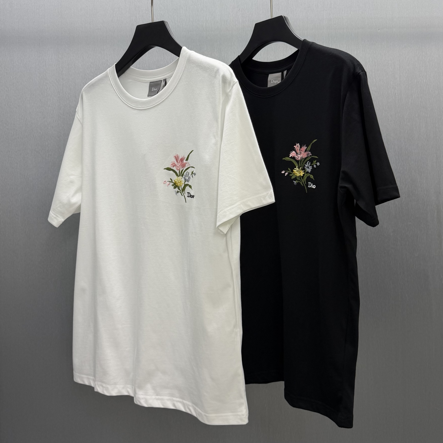 Dior 这款T恤向 Dior 的精湛工艺致敬 采用黑色棉质平纹针织面料精心制作 饰以 Dior Secret Garden 图案