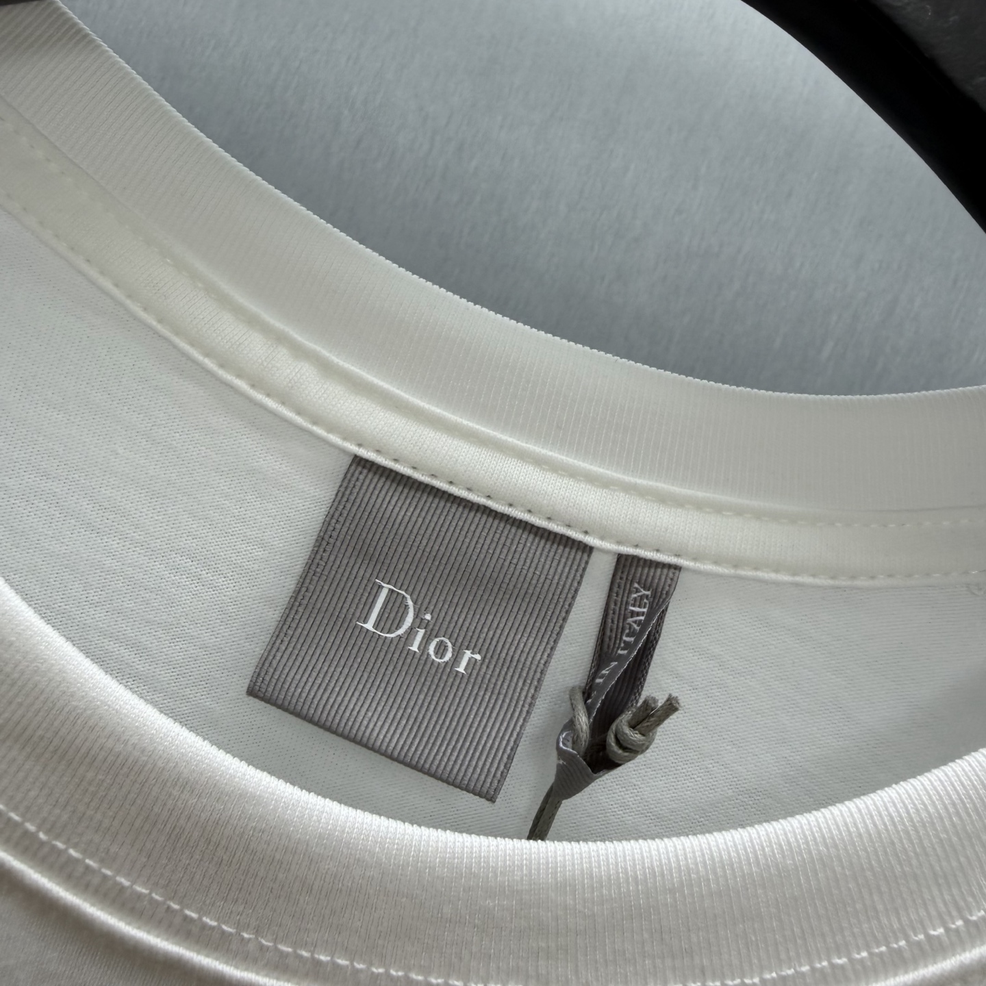 Dior 这款T恤向 Dior 的精湛工艺致敬 采用黑色棉质平纹针织面料精心制作 饰以 Dior Secret Garden 图案