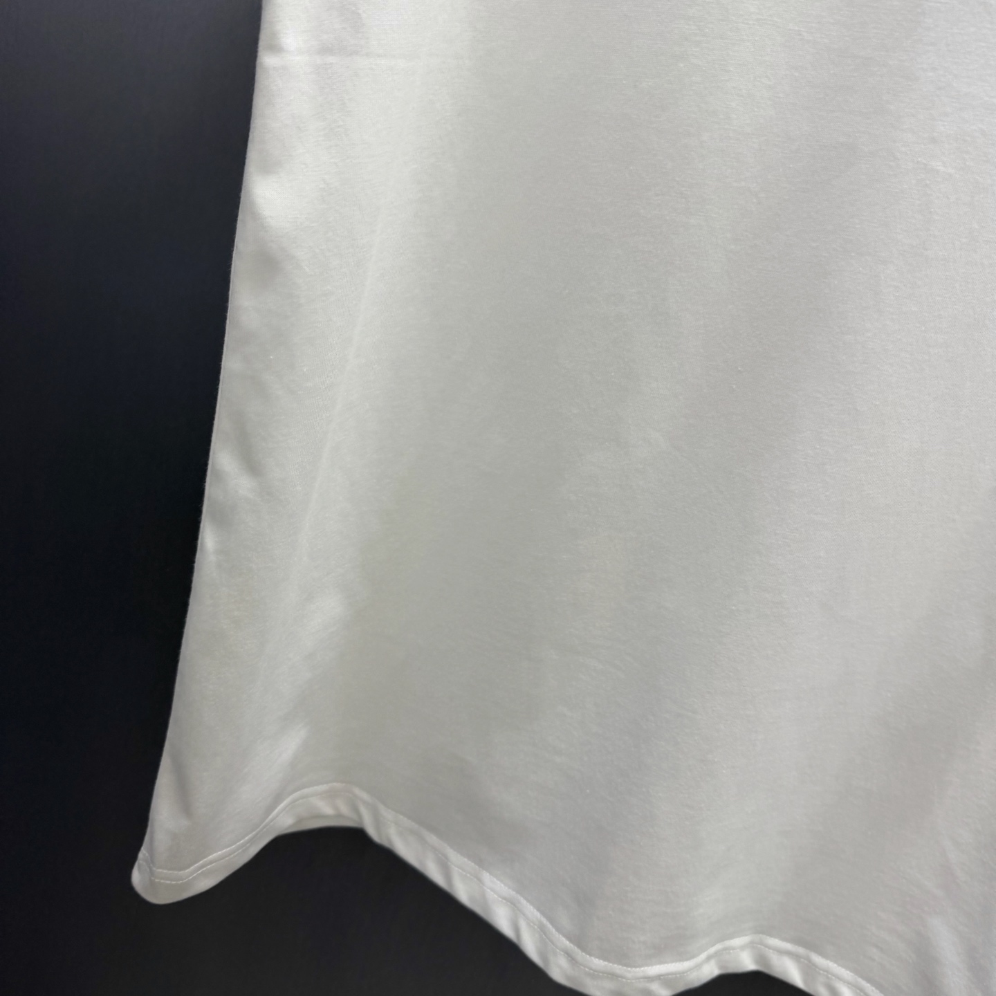 Dior 这款T恤向 Dior 的精湛工艺致敬 采用黑色棉质平纹针织面料精心制作 饰以 Dior Secret Garden 图案